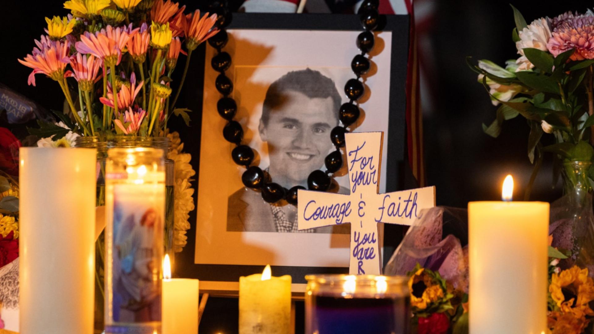 Memorial improvizat în timpul unei priveghi cu lumânări în Parcul din Provo, Utah. Foto: Profimedia