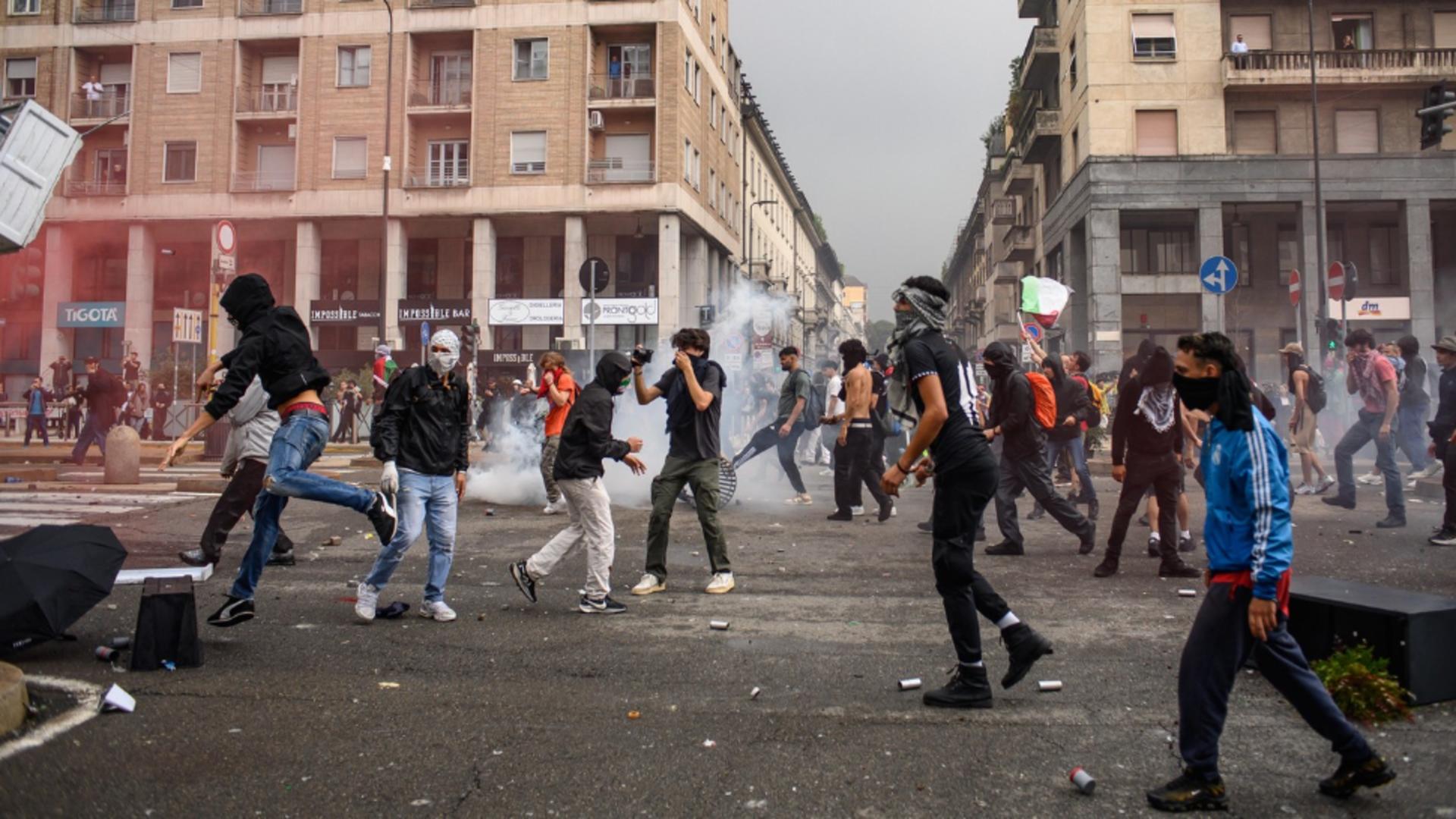 Protestatarii Pro-Palestina au devastat orașul modei. Foto: Profimedia
