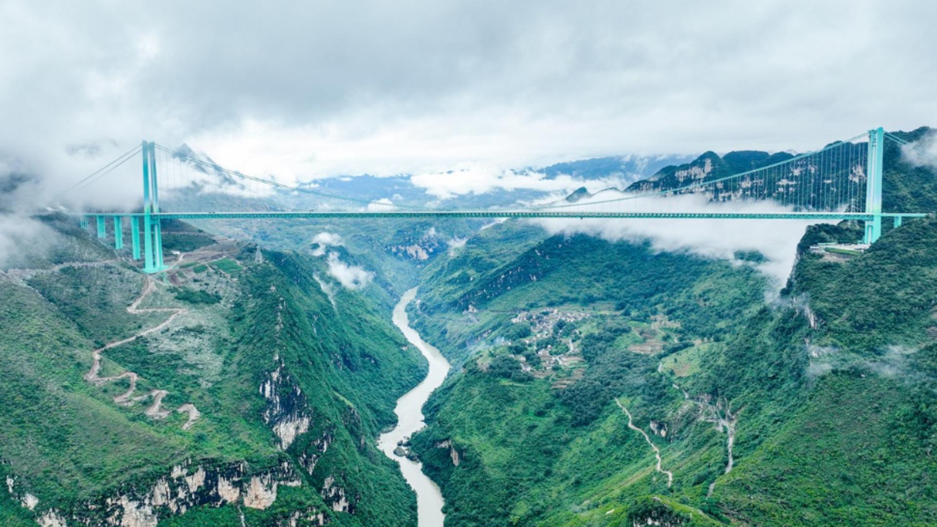 China inaugurează cel mai înalt pod din lume. Foto: Profimedia