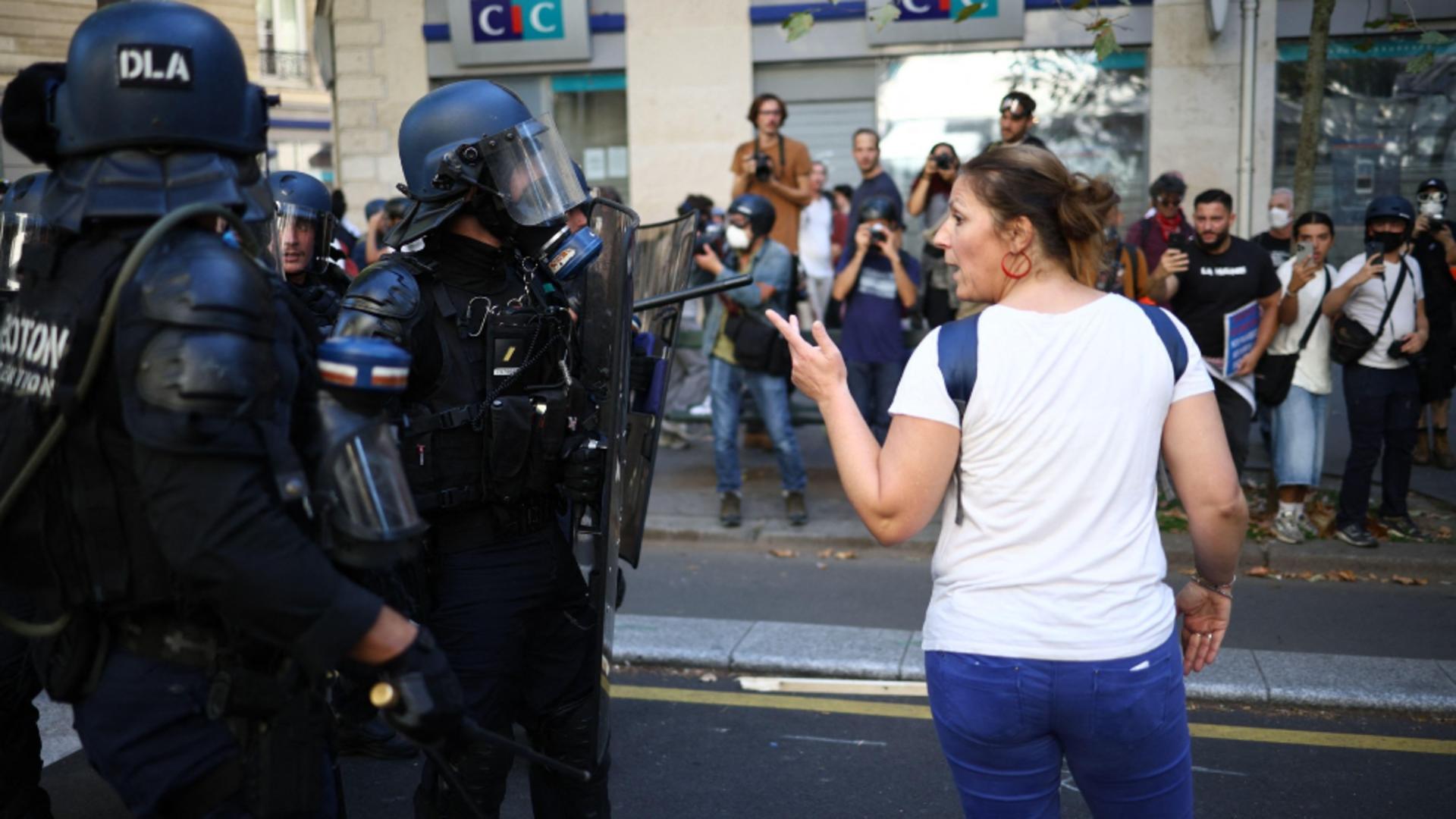 Proteste Franța. Un ofițer de poliție a fost filmat împingând o femeie în Marsilia VIDEO