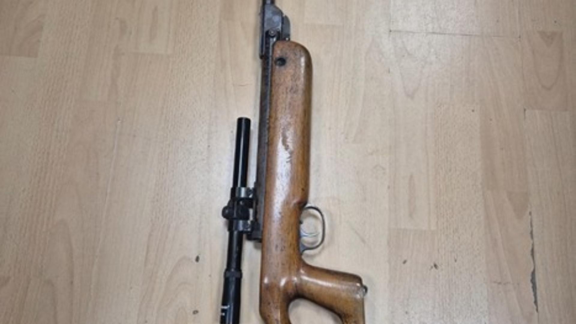 Bărbat din Pitești, prins la un târg din Argeș cu o armă neletală scoasă la vânzare