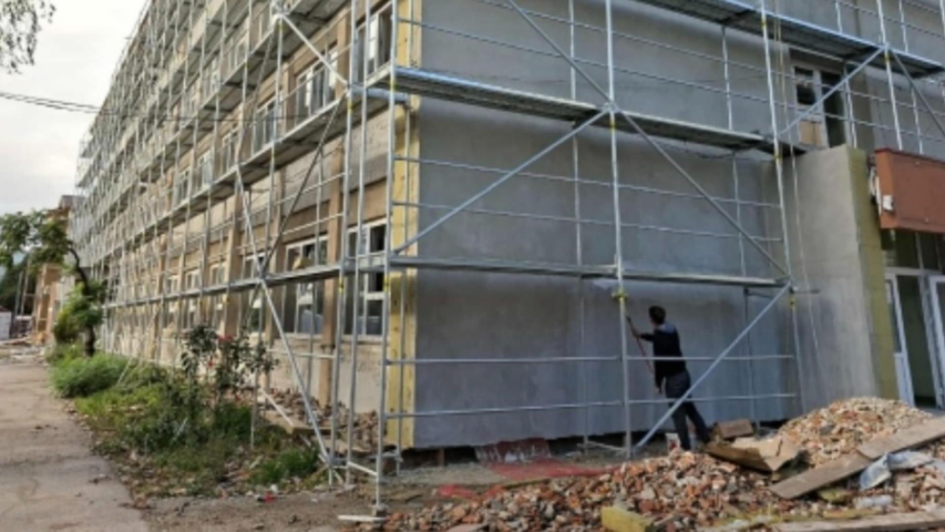 Părinții, chemați să zugrăvească pe banii lor clasele unei școli din Arad, deși reabilitarea este finanțată prin PNRR 
