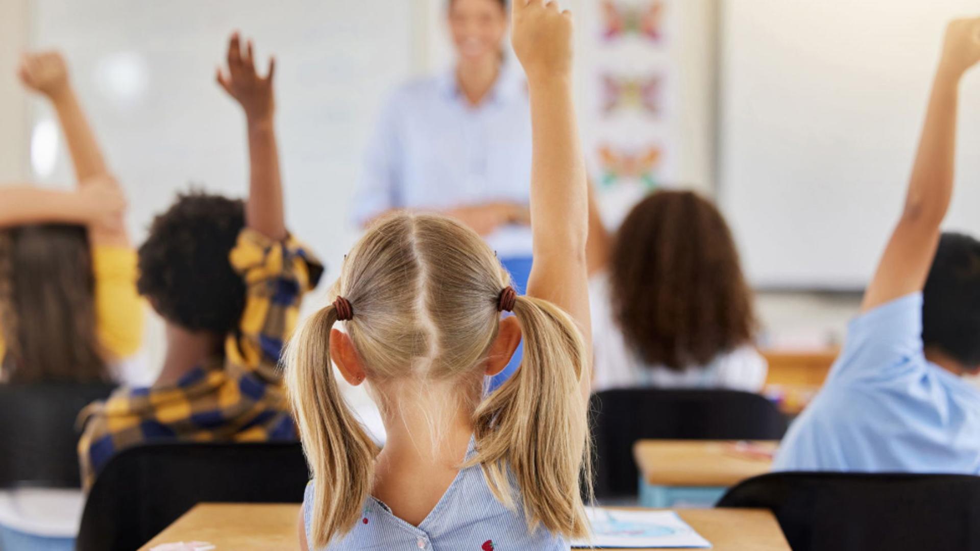 Haos în sistemul educațional din România! A doua zi a anului școlar cu probleme: clase mutate în cămine, părinți la curățenie și elevi trimiși direct în practică