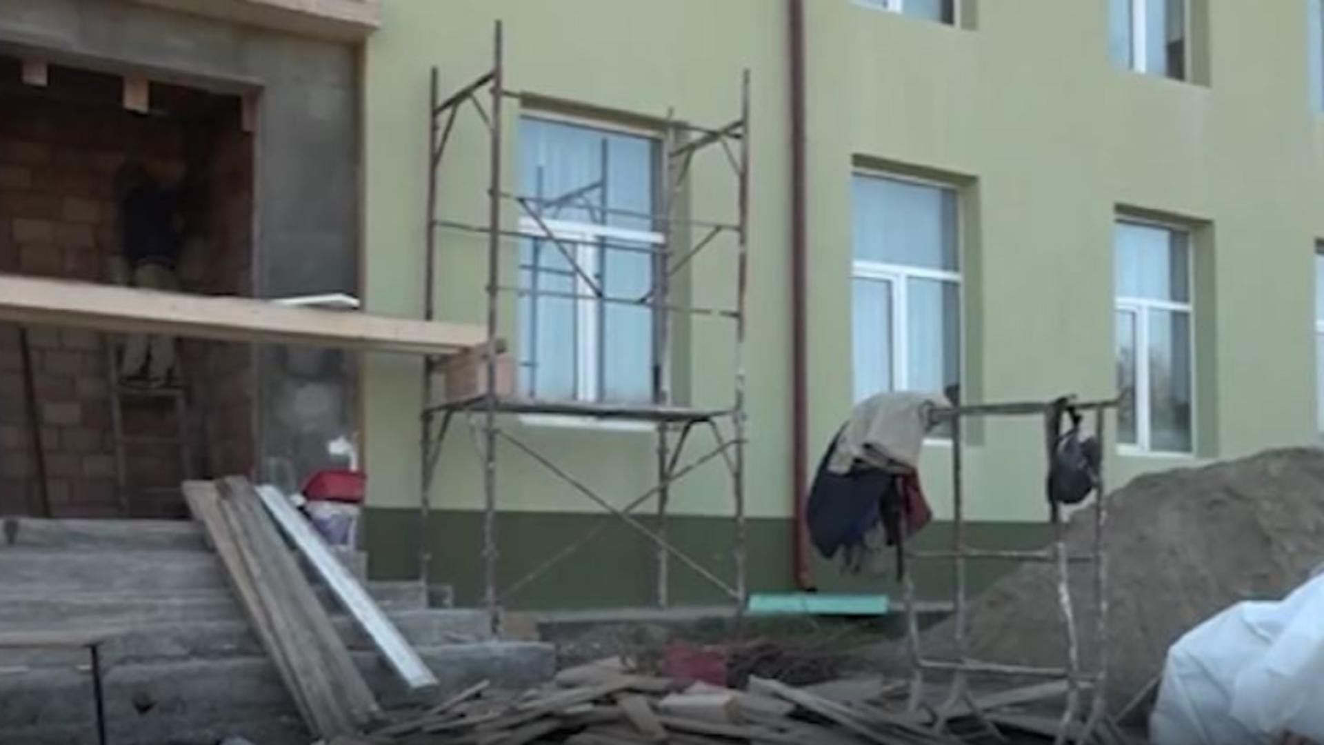 Mii de elevi merg la școli cu toaletele în curte în 2025