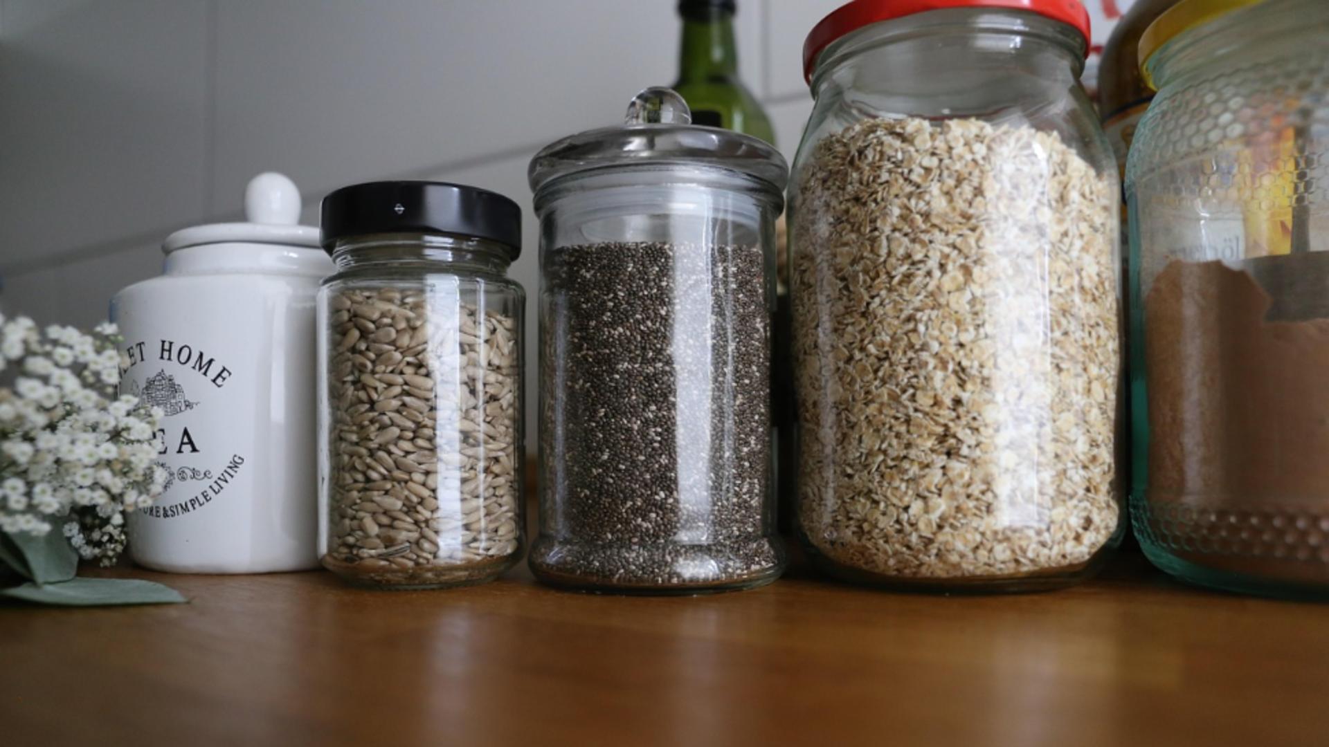 30 de alimente care nu expiră niciodată – cum să-ți faci cămara de urgență