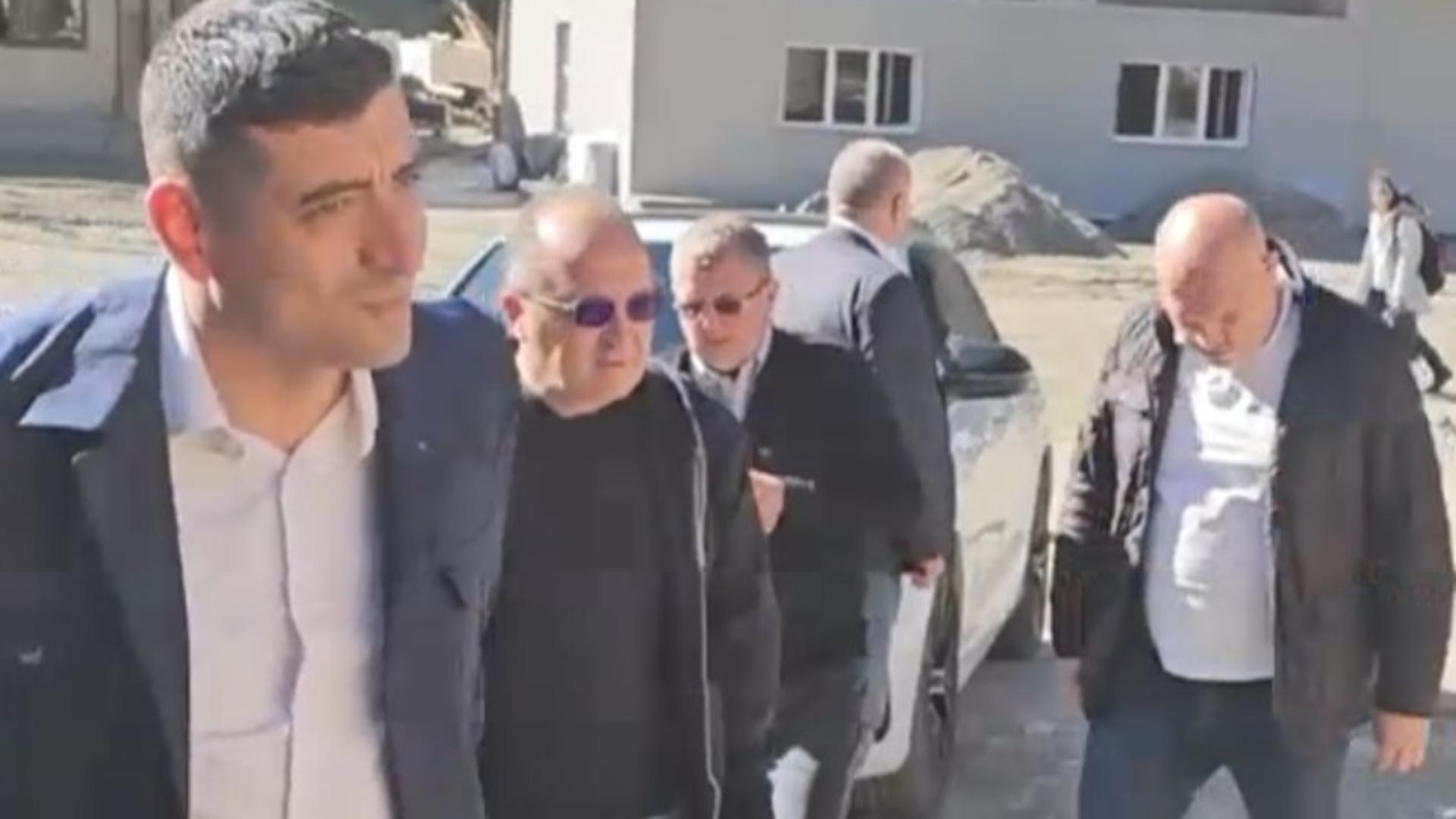 George Simion a revenit în mijlocul oamenilor din Broșteni. Liderul AUR verifică stadiul lucrărilor din satul distrus de inundații