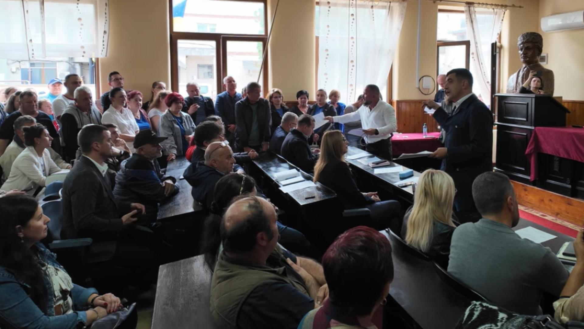 George Simion, în mijlocul românilor dați afară de la fabrică