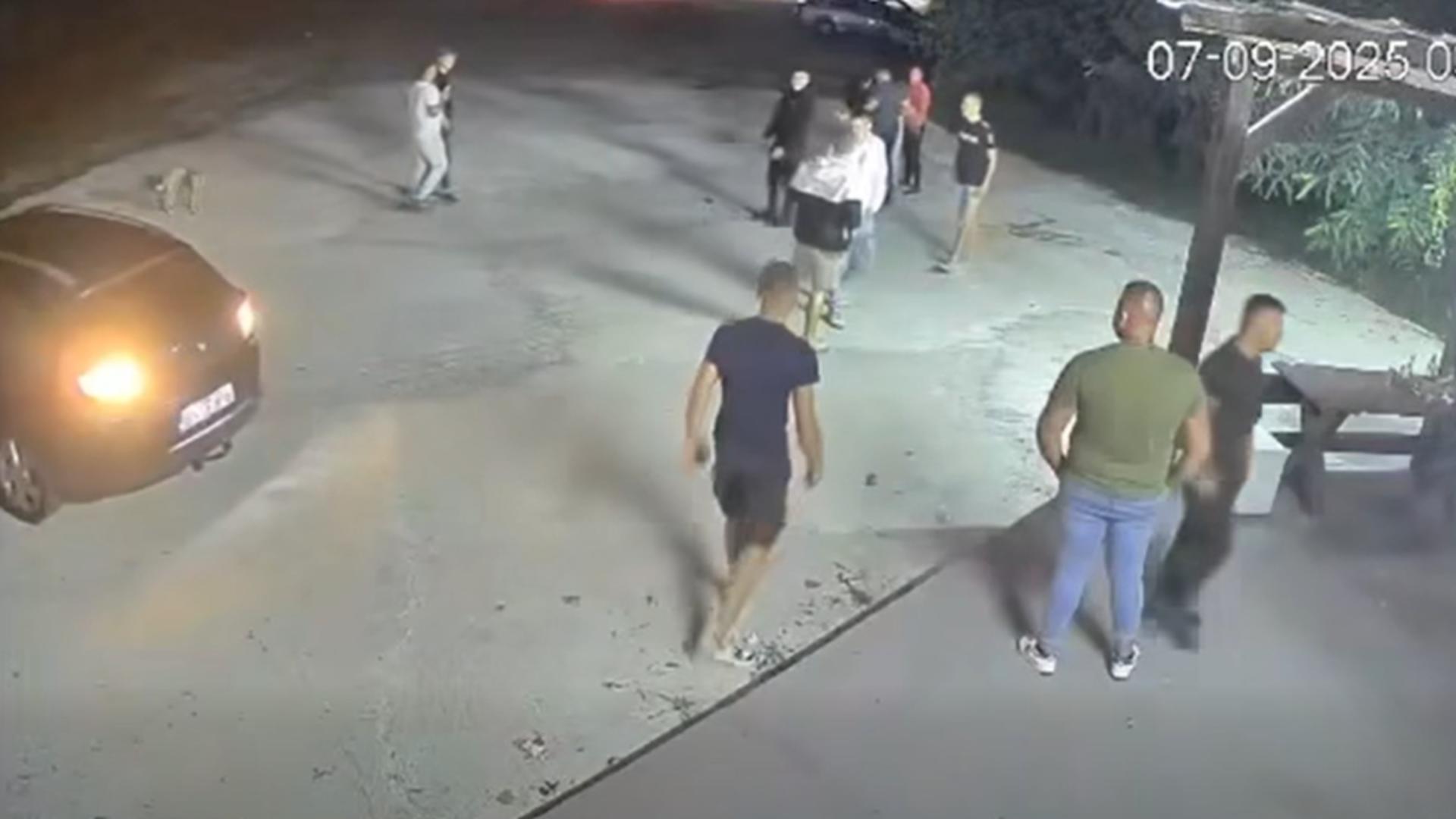 Momentul în care șoferul se pretătește să intre în cei 5 tineri. Foto/Captură video