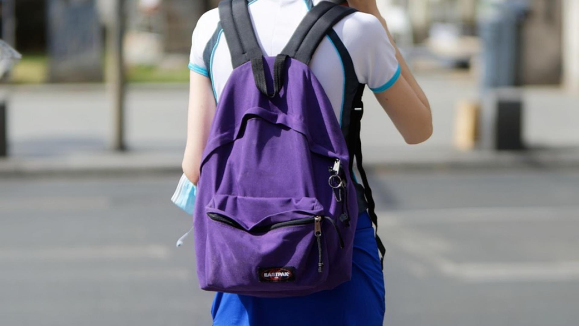 Individ de 57 de ani, reținut după ce ar fi agresat sexual o minoră de 10 ani. Incidentul a avut loc pe un teren de fotbal