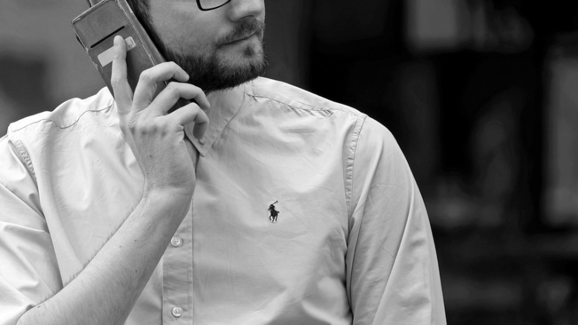 Țeapă pe internet: un tânăr român a pierdut 4.000 de euro după ce a încercat să vândă un motocultor online