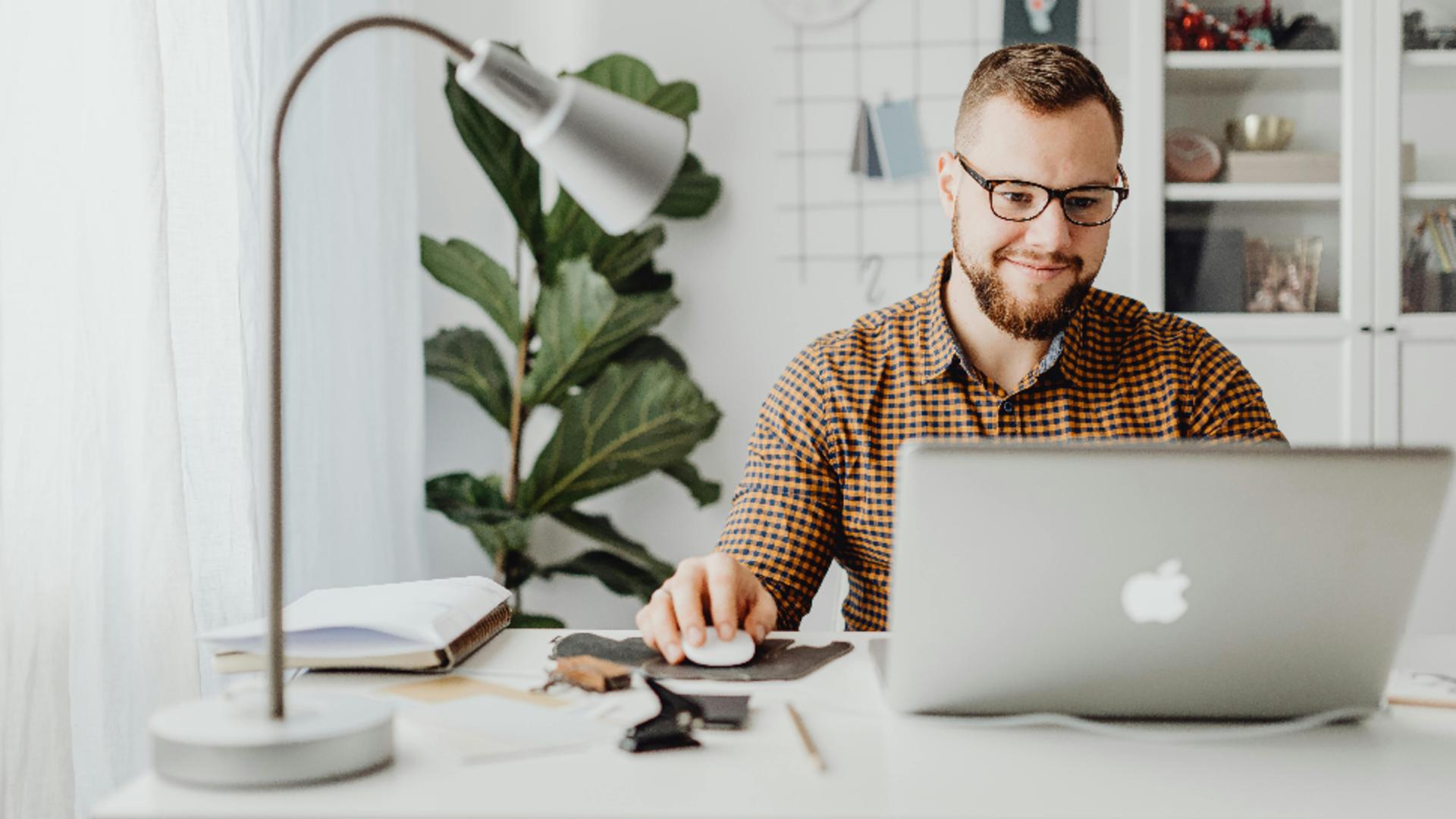 Sfaturi pentru a-ți proteja coloana și articulațiile atunci când stai la calculator. Ce recomandă specialiștii