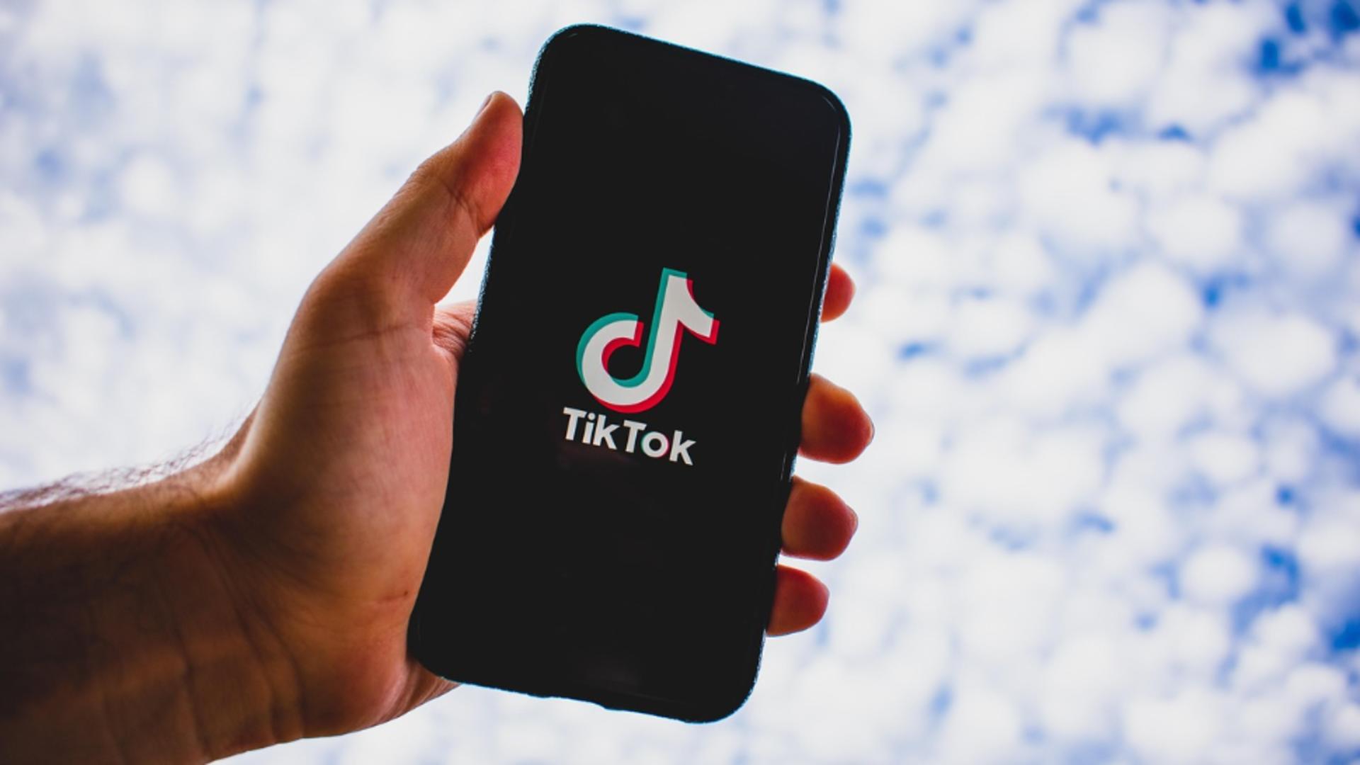 Sute de mii de conturi false de TikTok, blocate în Moldova