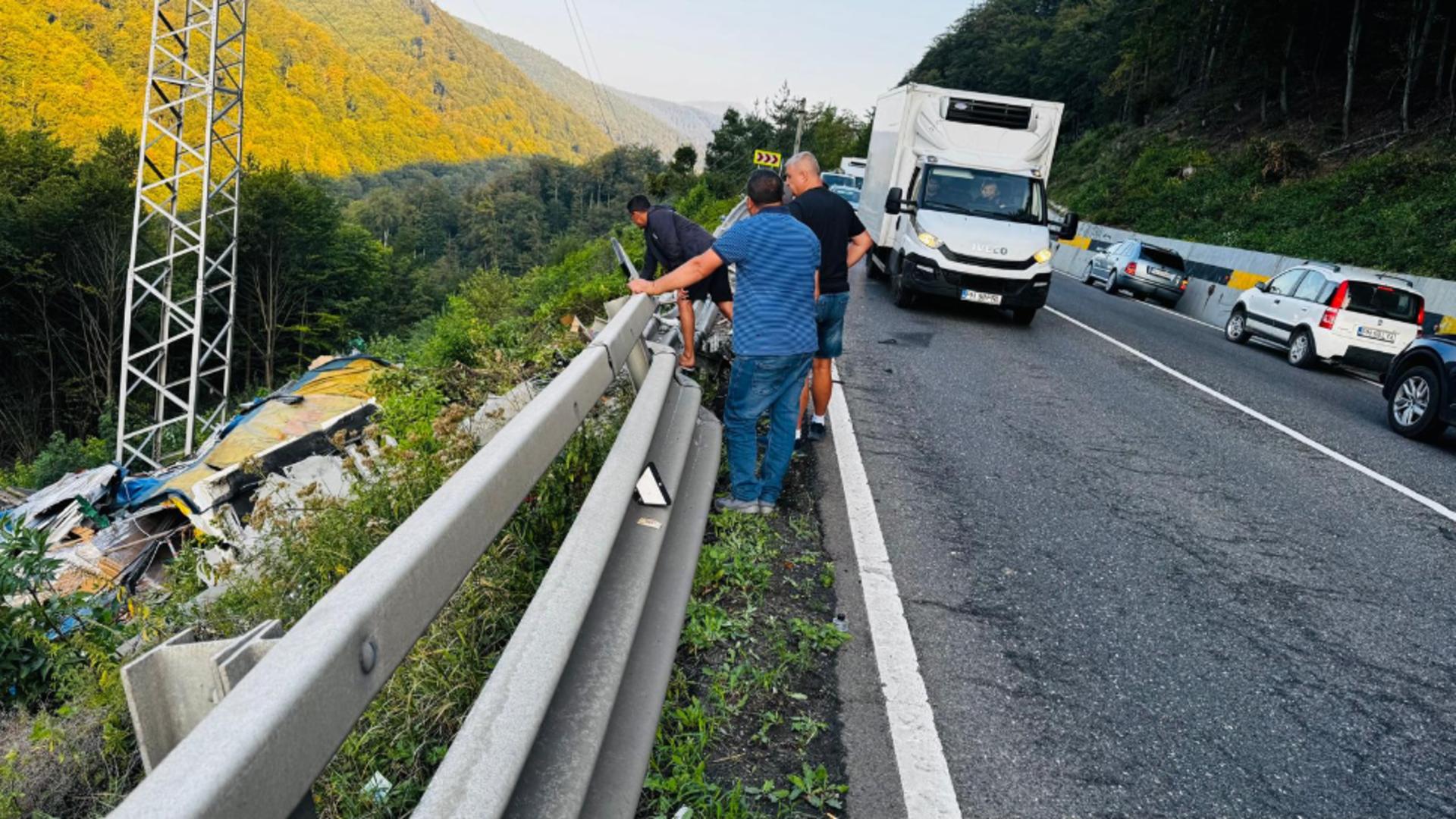 TIR căzut într-o râpă de 15 metri, la Posada. Mastodontul a picat în gol