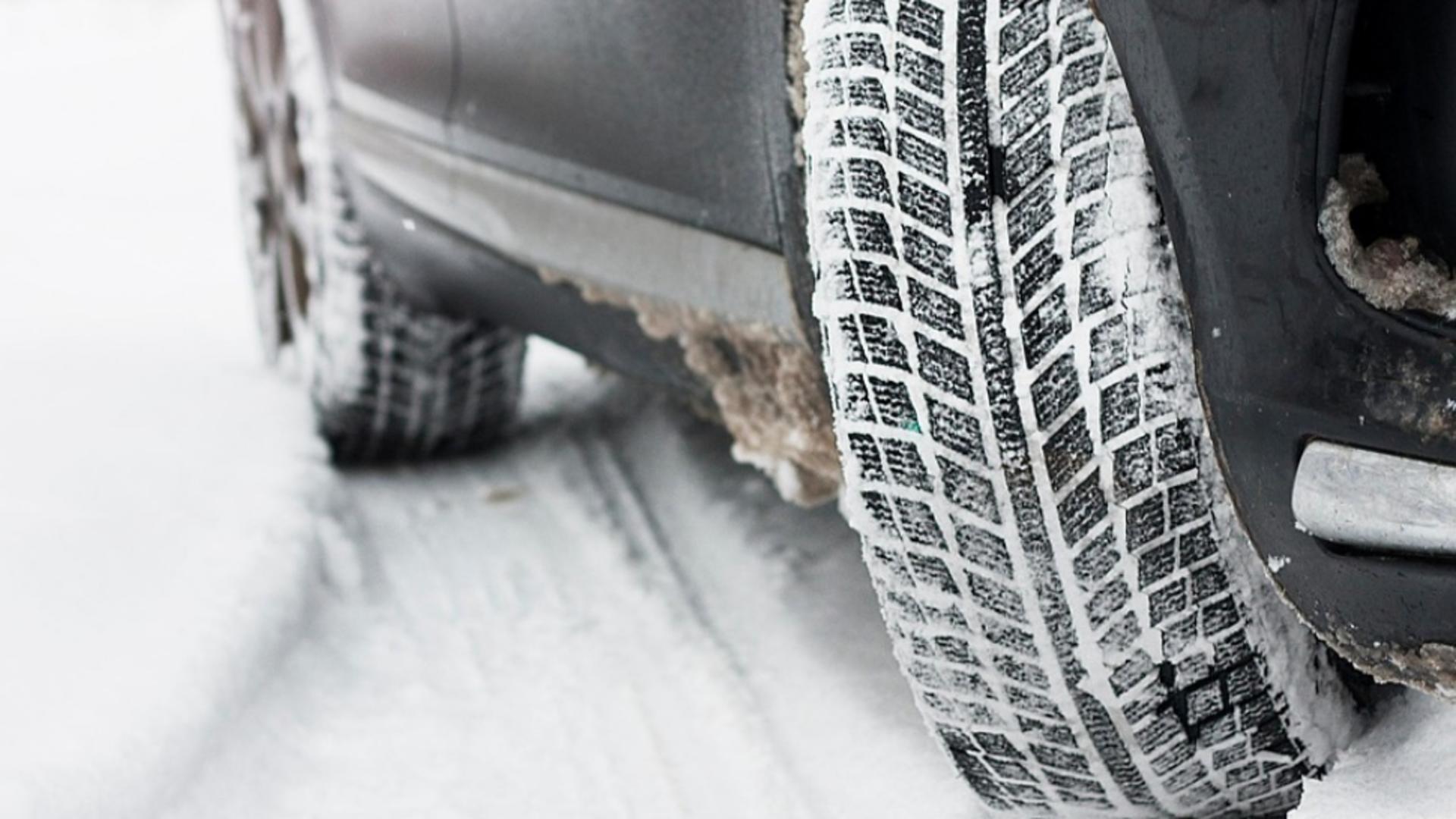 Când trec șoferii la cauciucurile de iarnă? Cât costă schimbarea anvelopelor în 2025?