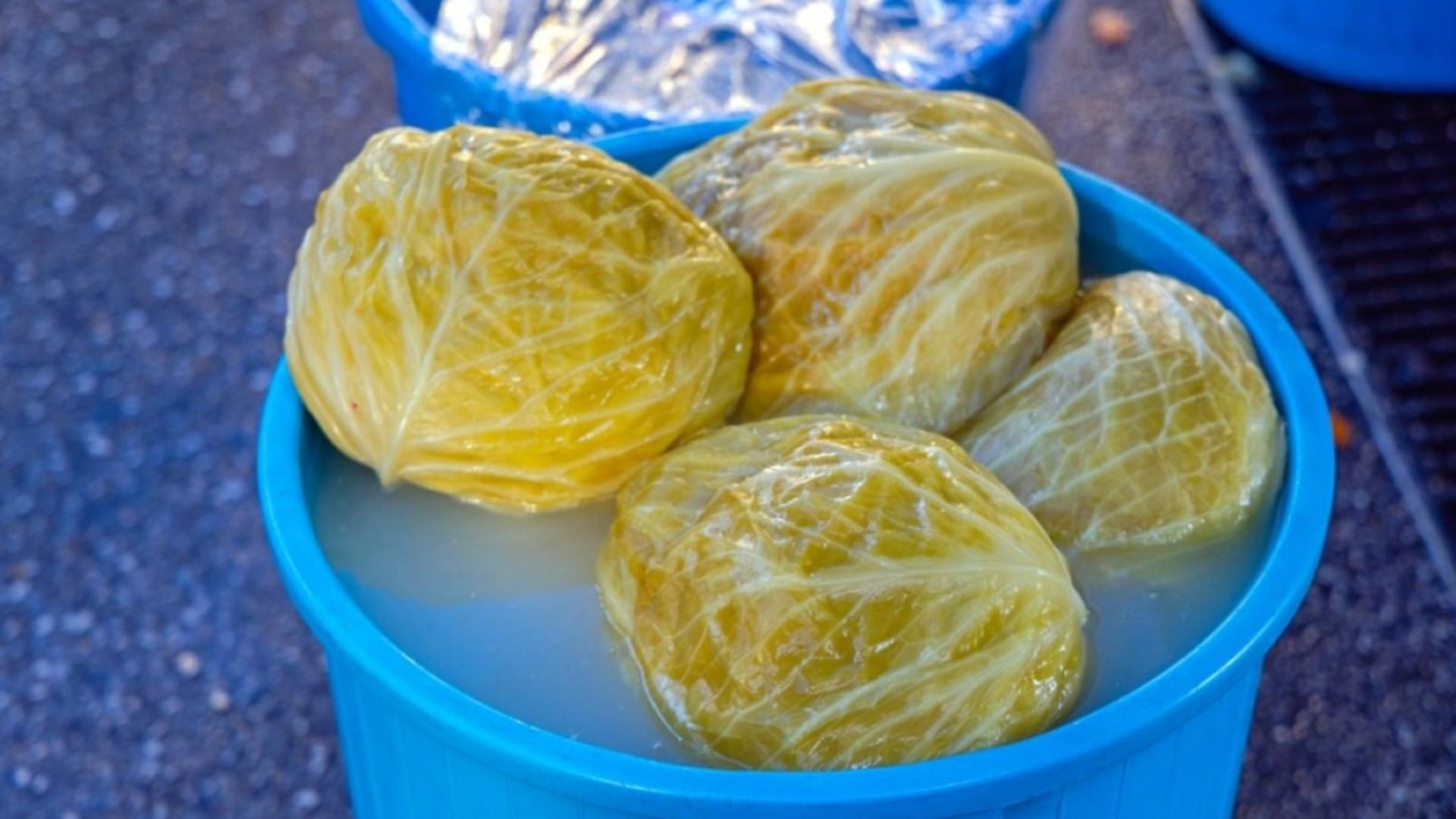 Cum păstrezi varza murată crocantă și gustoasă când locuiești la bloc?. Ce se pune în butoi dacă-l depozitezi pe balcon