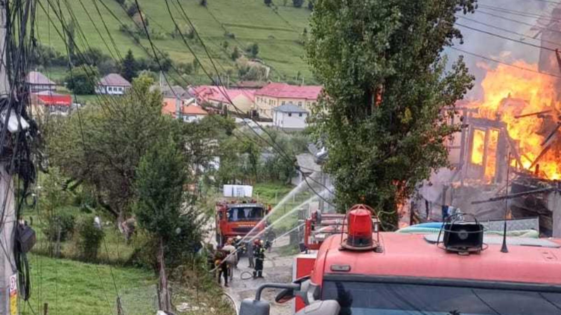 Incendiu uriaș în Bistrița Năsăud: trei case distruse aproape în totalitate, alte două afectate