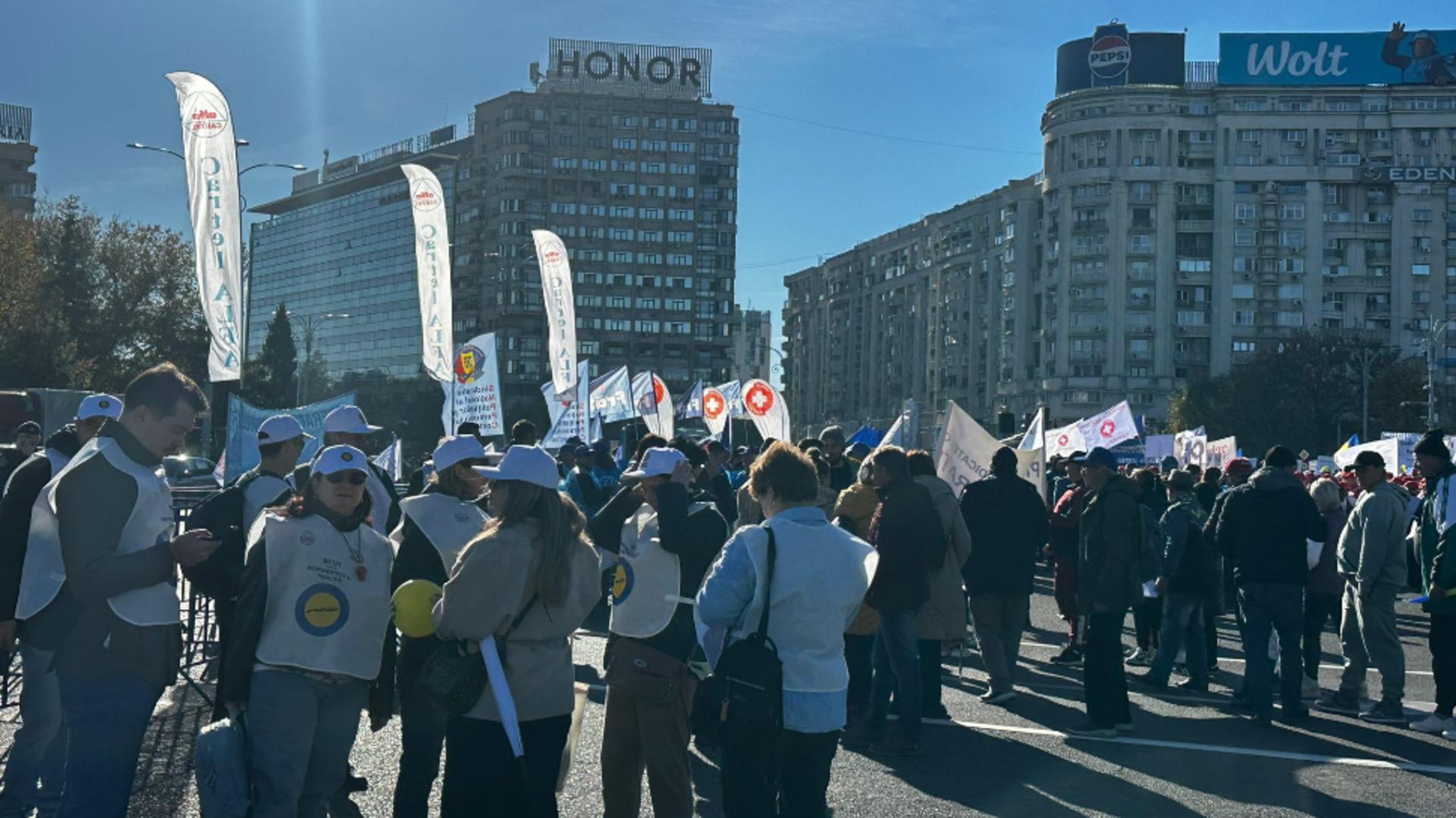Protest uriaș în fața Guvernului: sindicatele și-au cerut drepturile, Bolojan are în plan noi tăieri și înghețări salariale- LIVE TEXT/VIDEO