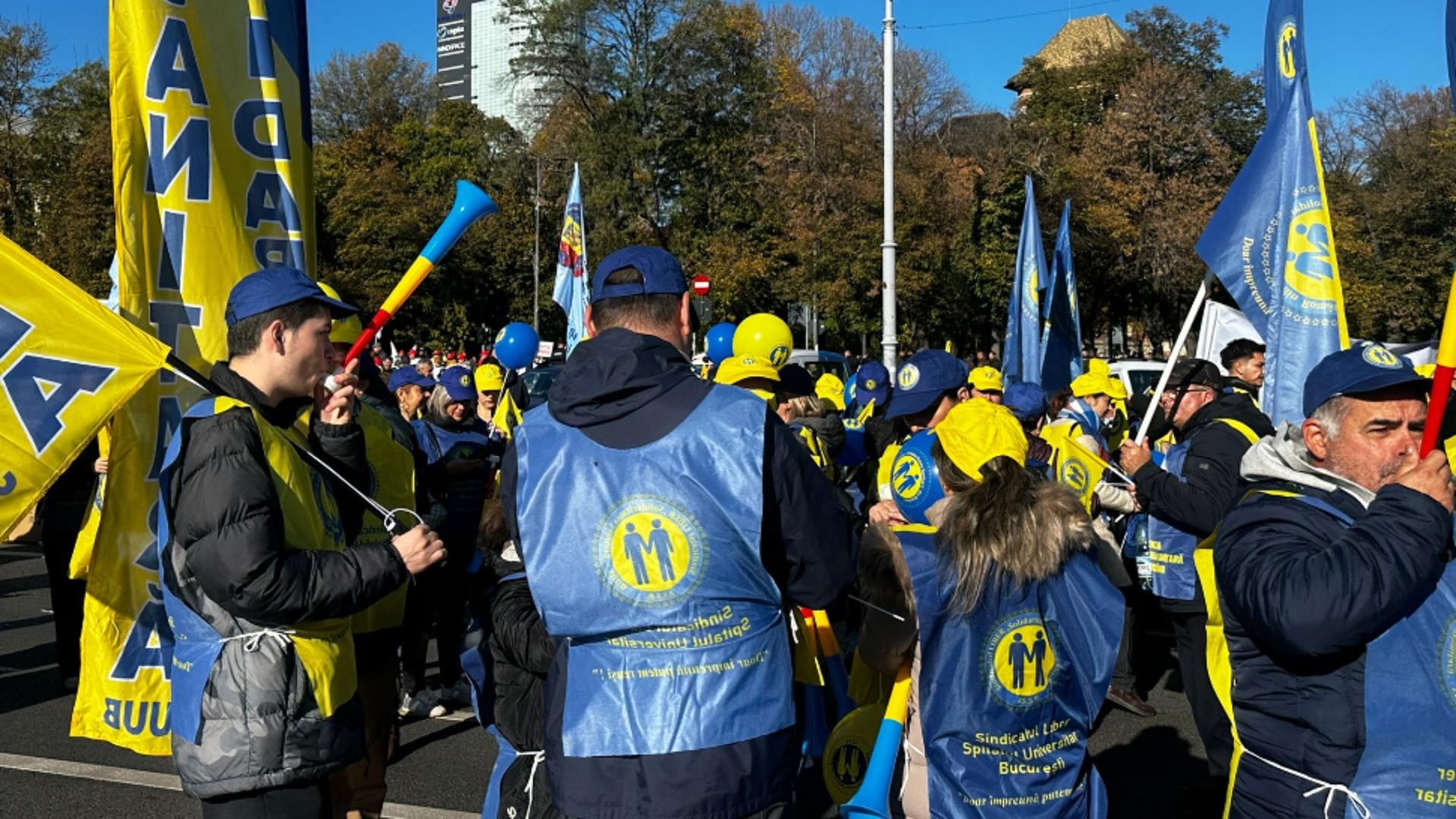 Protest uriaș în fața Guvernului: sindicatele și-au cerut drepturile, Bolojan are în plan noi tăieri și înghețări salariale- LIVE TEXT/VIDEO