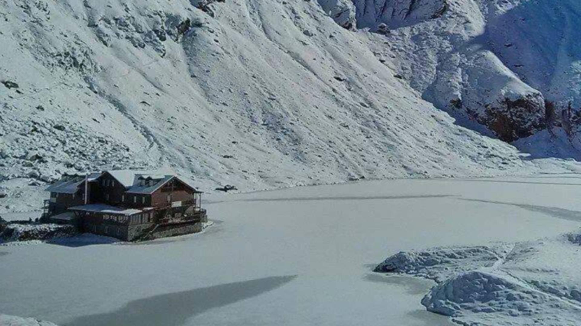 Accesul către Bâlea Lac, restictționat, după ce traficul a fost închis pe Transfăgărăşan