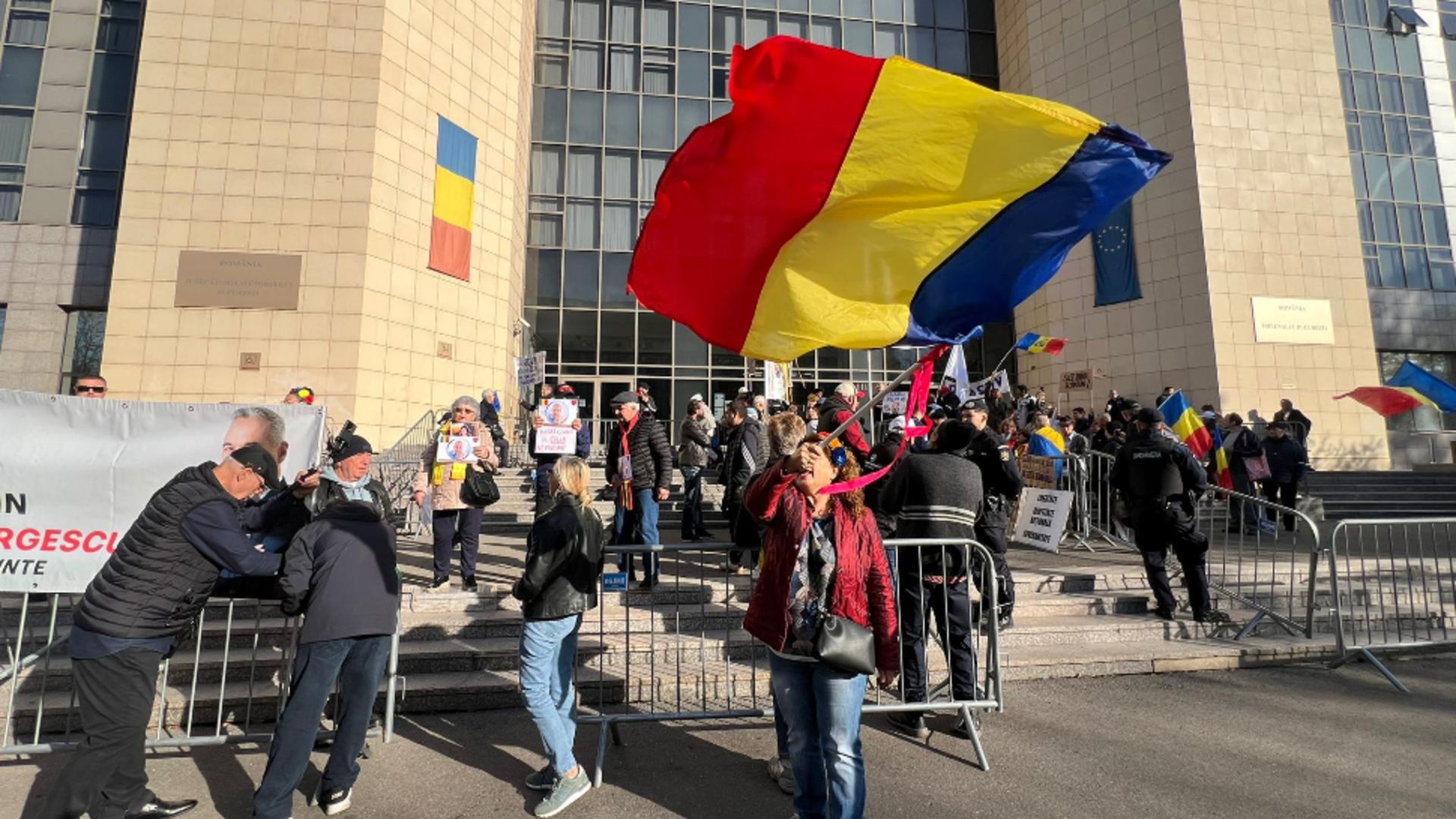 Incidente grave la Tribunal: susținător al lui Călin Georgescu, ridicat de jandarmi. Soția însărcinată susține că a fost luat fără motiv. Reacția oficială a Jandarmeriei – VIDEO