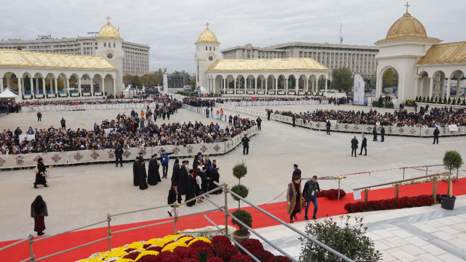 Zeci de mii de credincioși participă la eveniment/ Foto: Trinitas TV