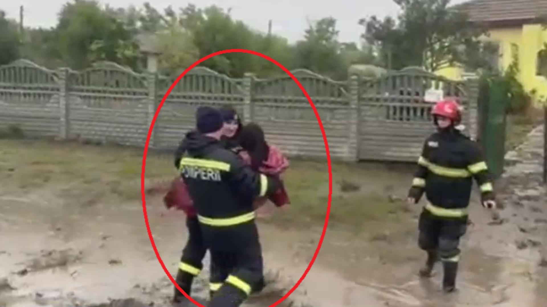 Cod roşu de ploi în Constanţa. Localitatea Siliștea, complet IZOLATĂ: sinistrații, cărați în spate de pompieri. Imagini sfâșietoare / Captură video