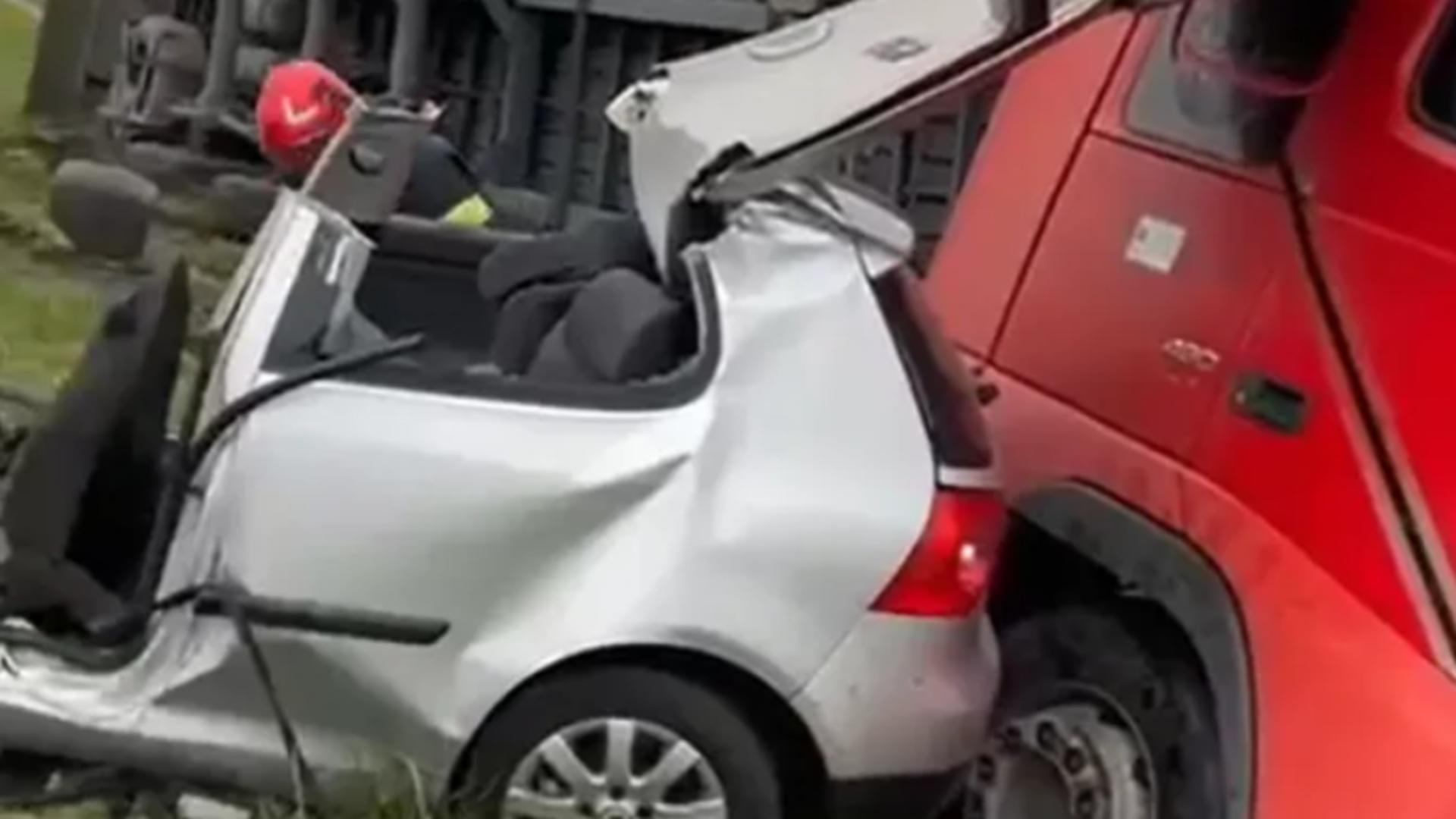 Impact devastator între un autoturism și un TIR, în județul Cluj: doi tineri, fată și băiat, au murit 