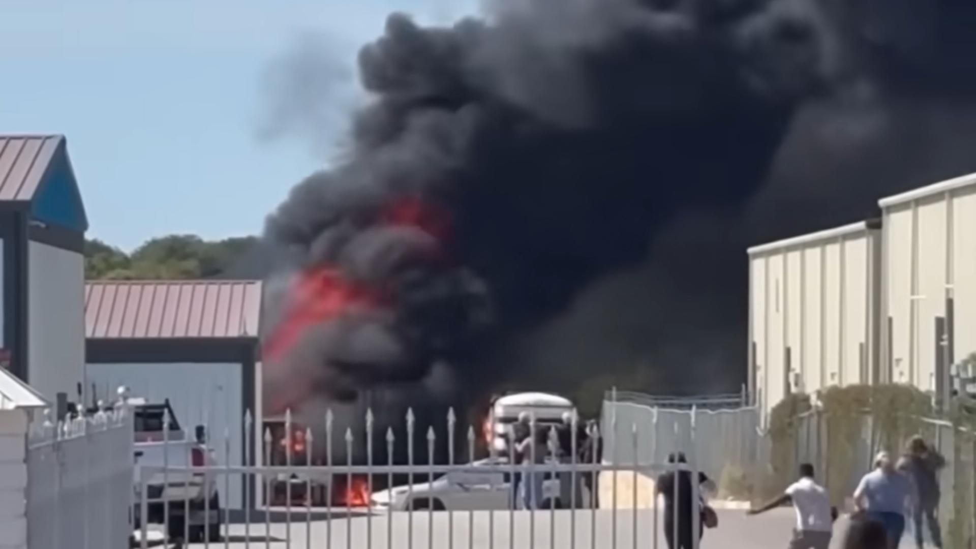 Două persoane au murit după ce un avion s-a prăbușit în apropierea unui aerodrom din Texas/ Captură video 