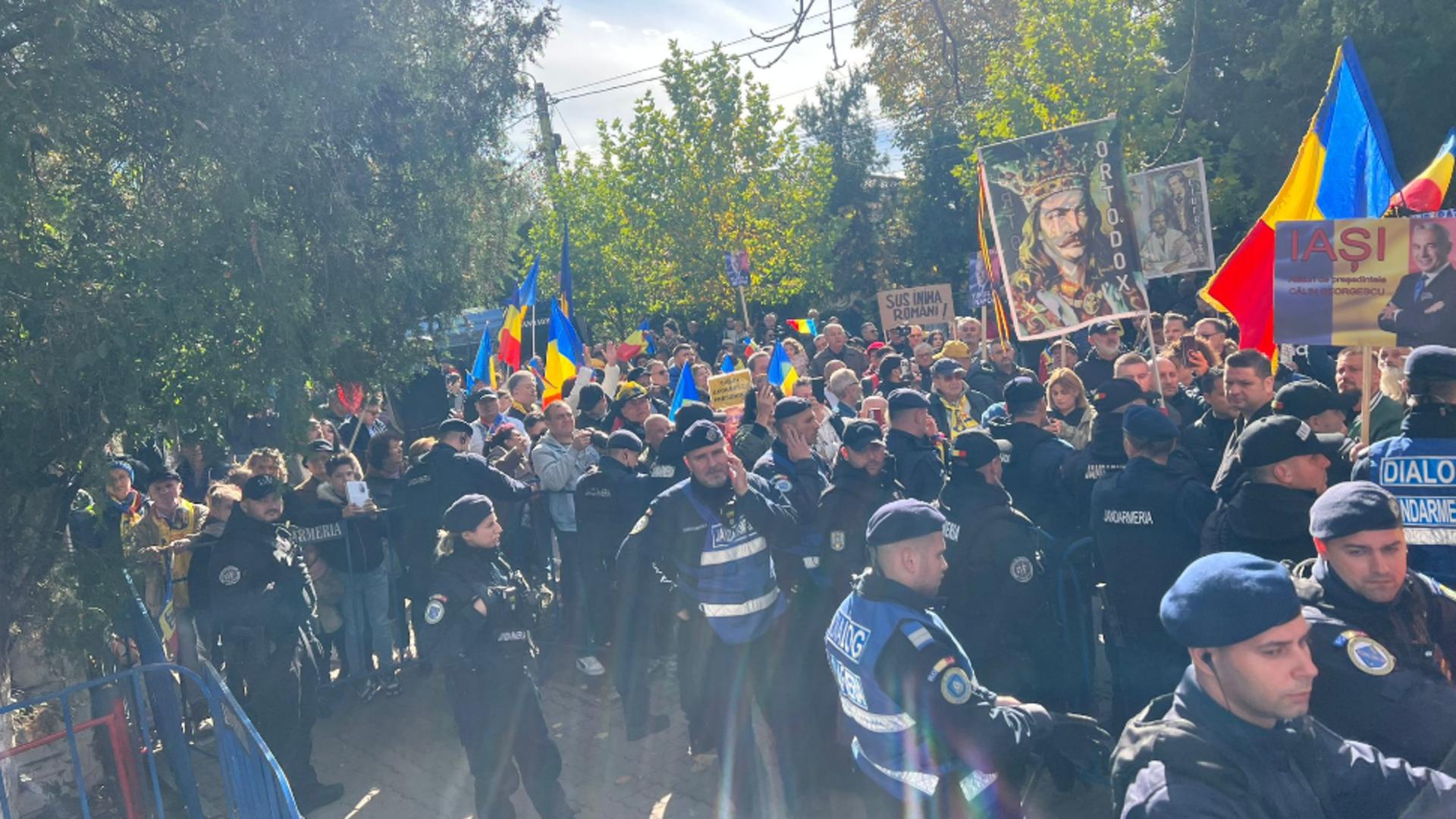 O mulțime impresionantă și-a manifestat susținerea pentru liderul suveranist (foto: Mădălina Ignat) 