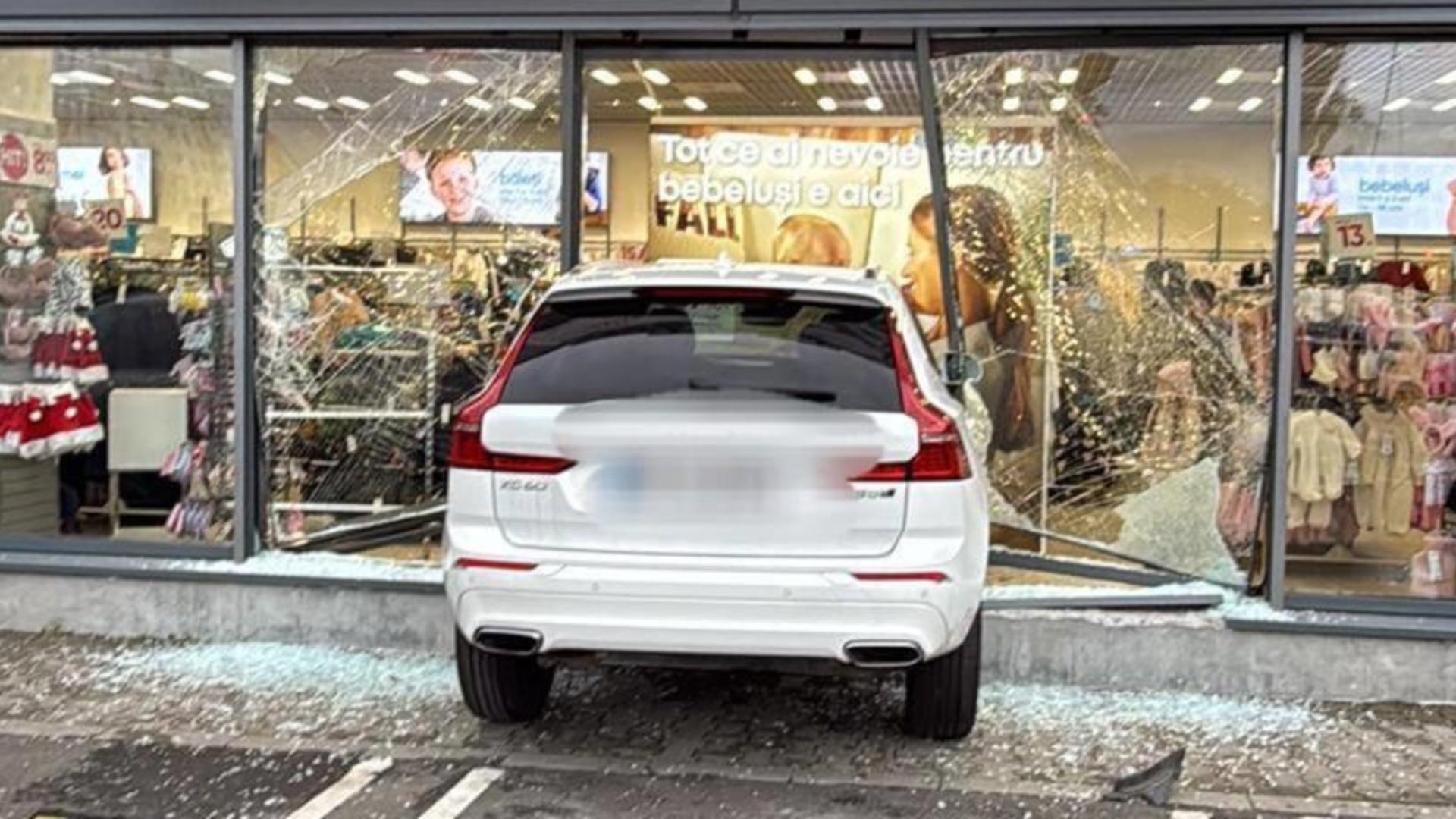 Singurele pagube au fost avarierea autoturismului și spargerea vitrinei (foto: Ziarul Comunitatea)