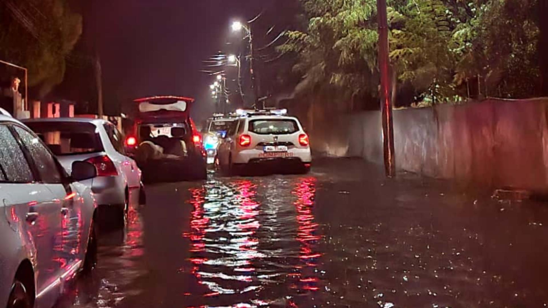 Cod roșu în Capitală: 38 de intervenții ale pompierilor din cauza ploilor torențiale, zeci de apeluri la 112. Bilanțul ISU/ Foto: Facebook DSU