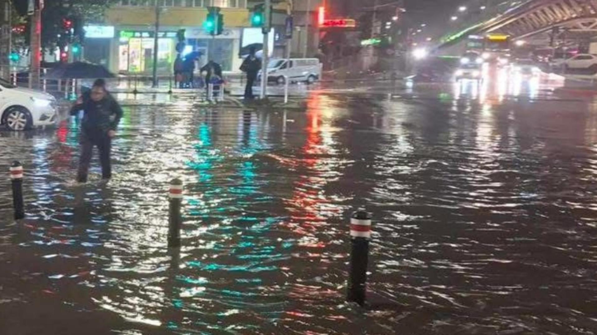 Unde pot suna bucureștenii pe durata codului roșu de ploi? Numărul de telefon gratuit oferit de Primăria Capitalei