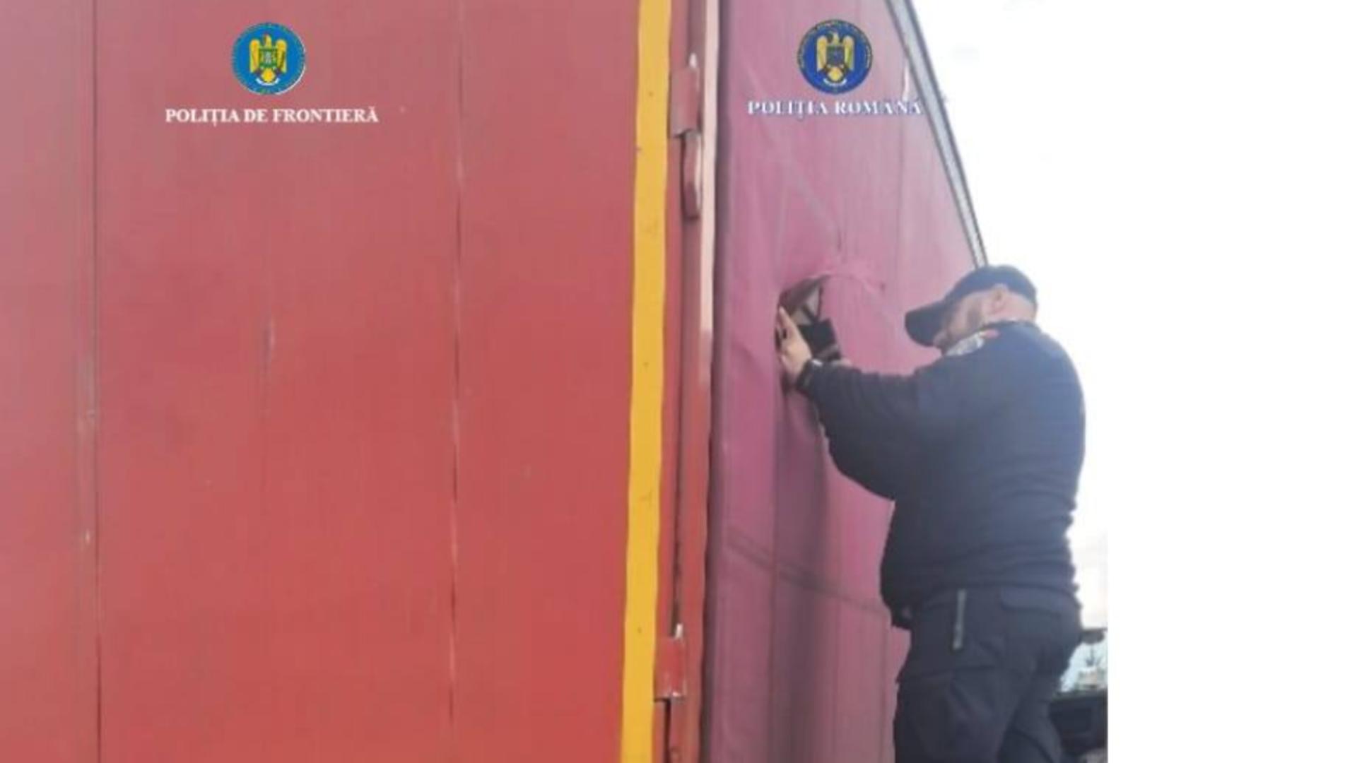 Doi tineri palestinieni, descoperiți ascunşi în semiremorca unui TIR, pe DN5, în județul Giurgiu/Foto: IPJ Giurgiu