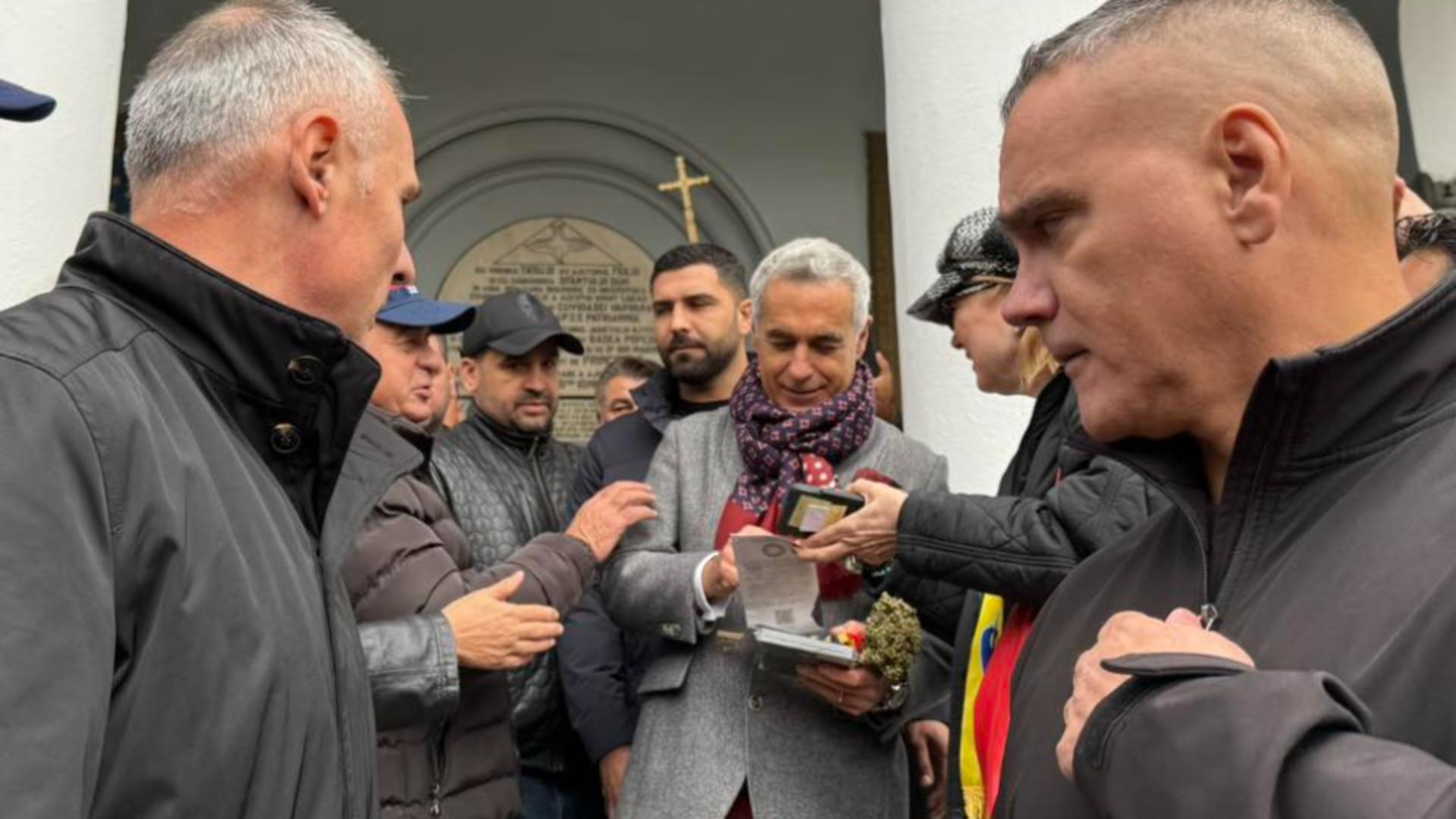 Călin Georgescu, la biserică, în zi de marea sărbătoare creștină. Sute de susținători scandează/ Foto: Facebook AUR