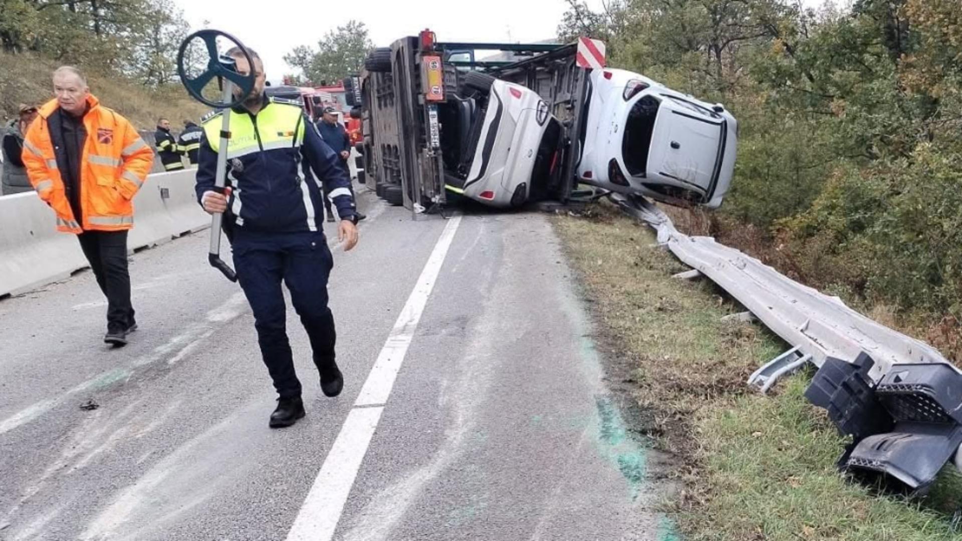 Un autotren încărcat cu mașini s-a răsturnat pe DN6, la Balota 