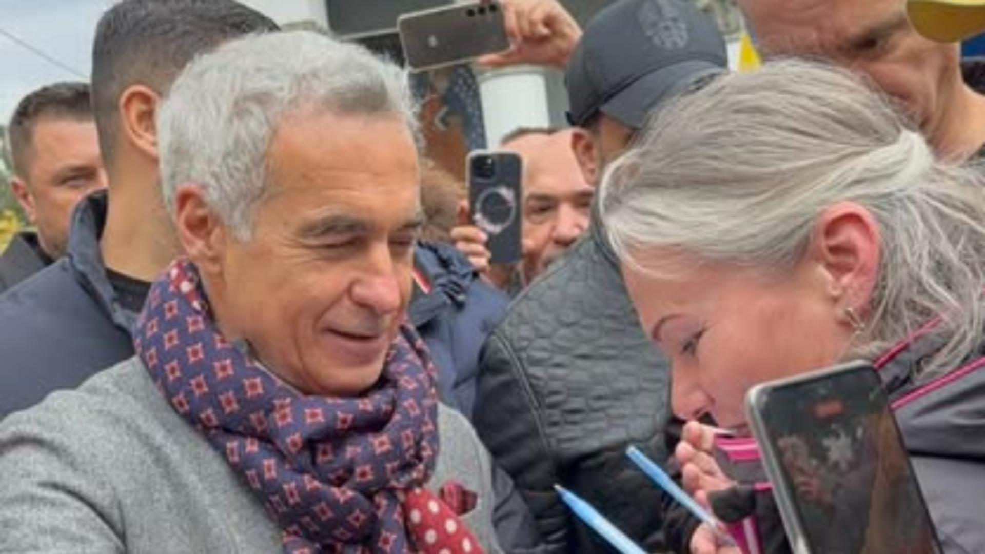 Călin Georgescu, la biserică, în zi de marea sărbătoare creștină. Sute de susținători scandează/ Foto: Facebook AUR