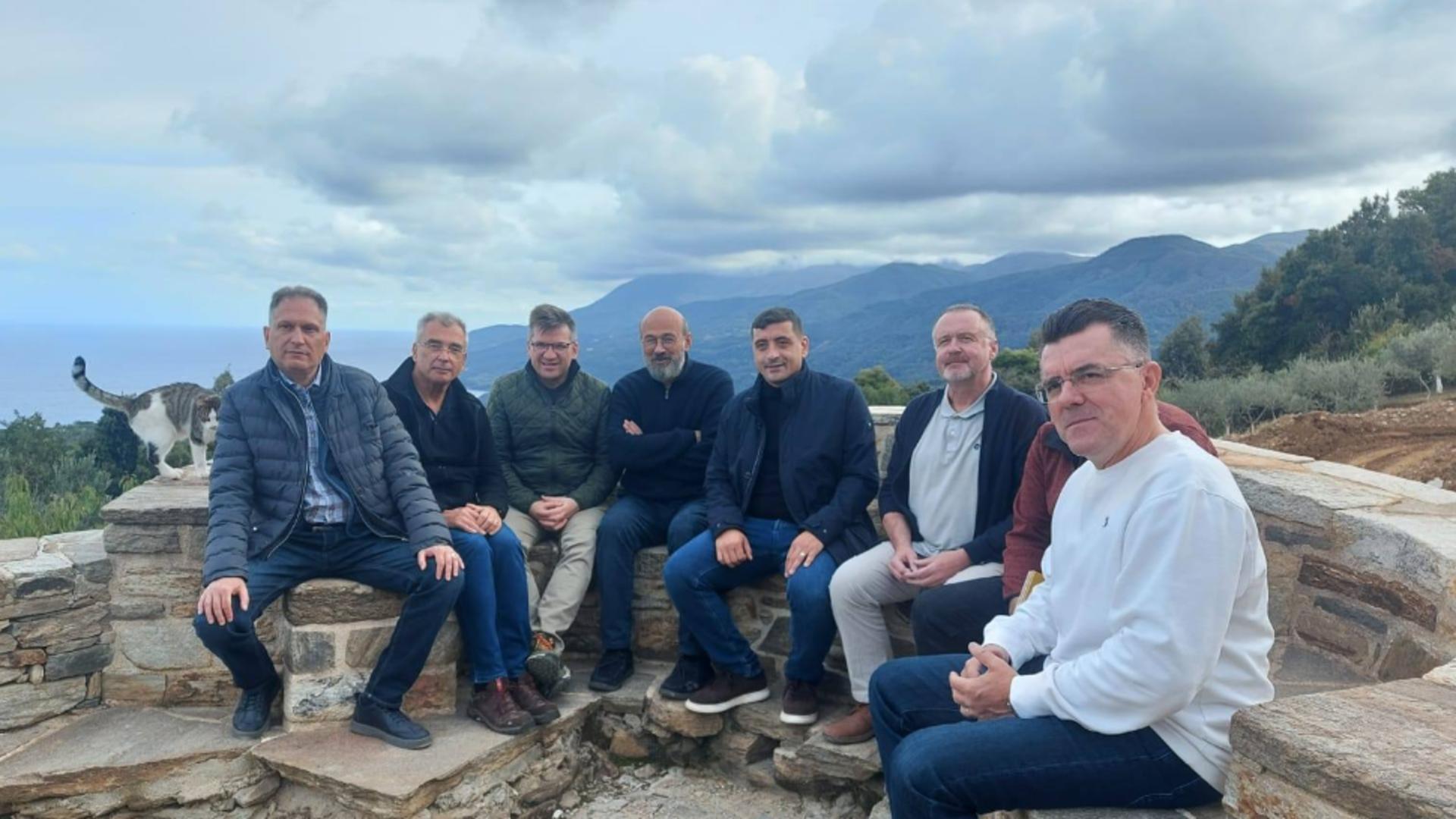 Fotografiile au fost postate de către senatorul Sorin Lavric