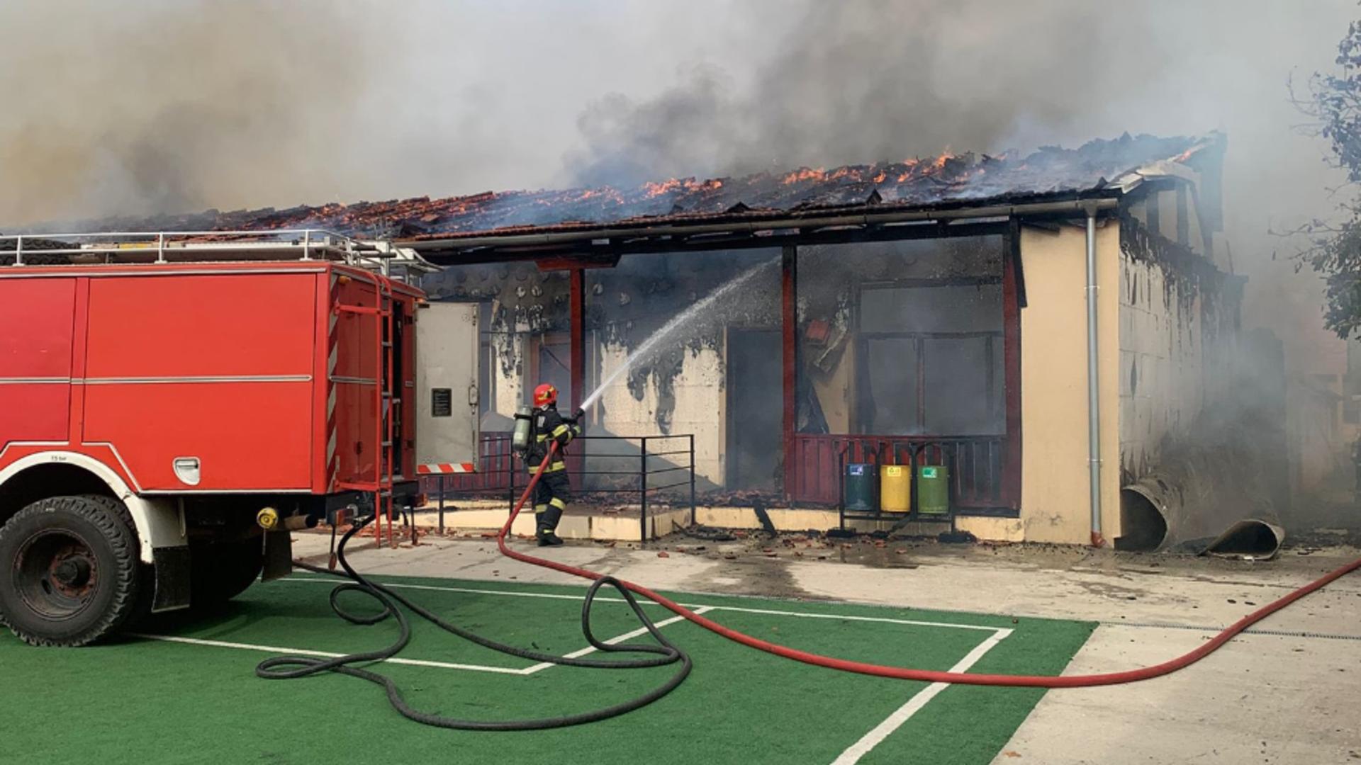 Incendiu la o şcoală din judeţul Timiş. Flăcările s-au extins la o casă din apropiere: zeci de persoane s-au autoevacuat 