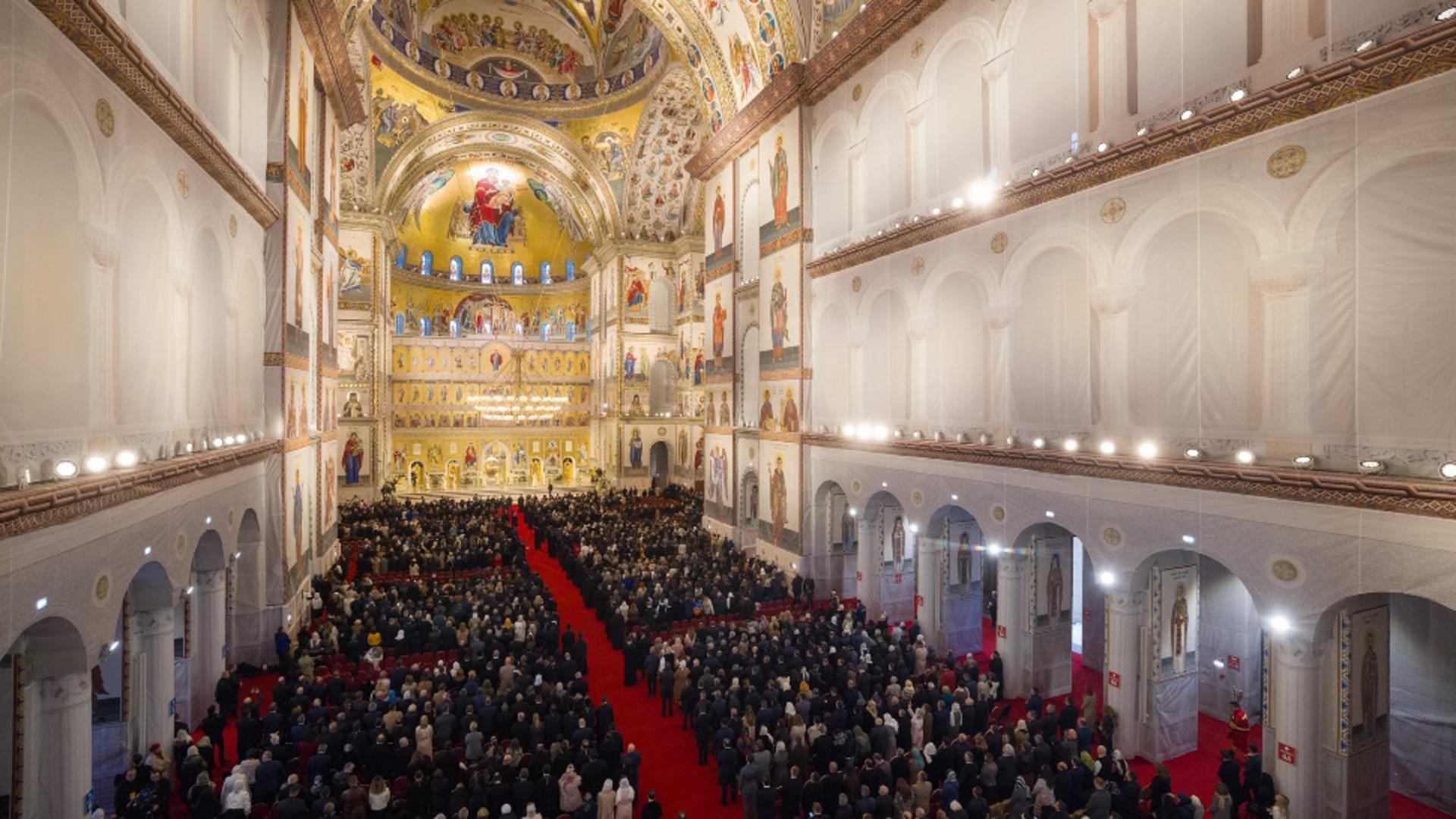 Mii de credincioși așteaptă ore în șir pentru a vizita Catedrala Mântuirii Neamului