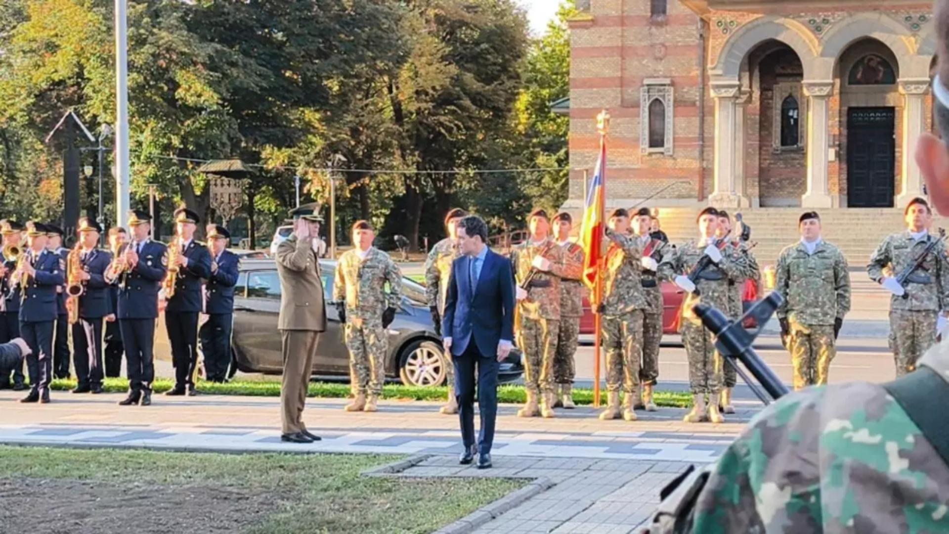 Nicușor Dan la o ceremonie militară 