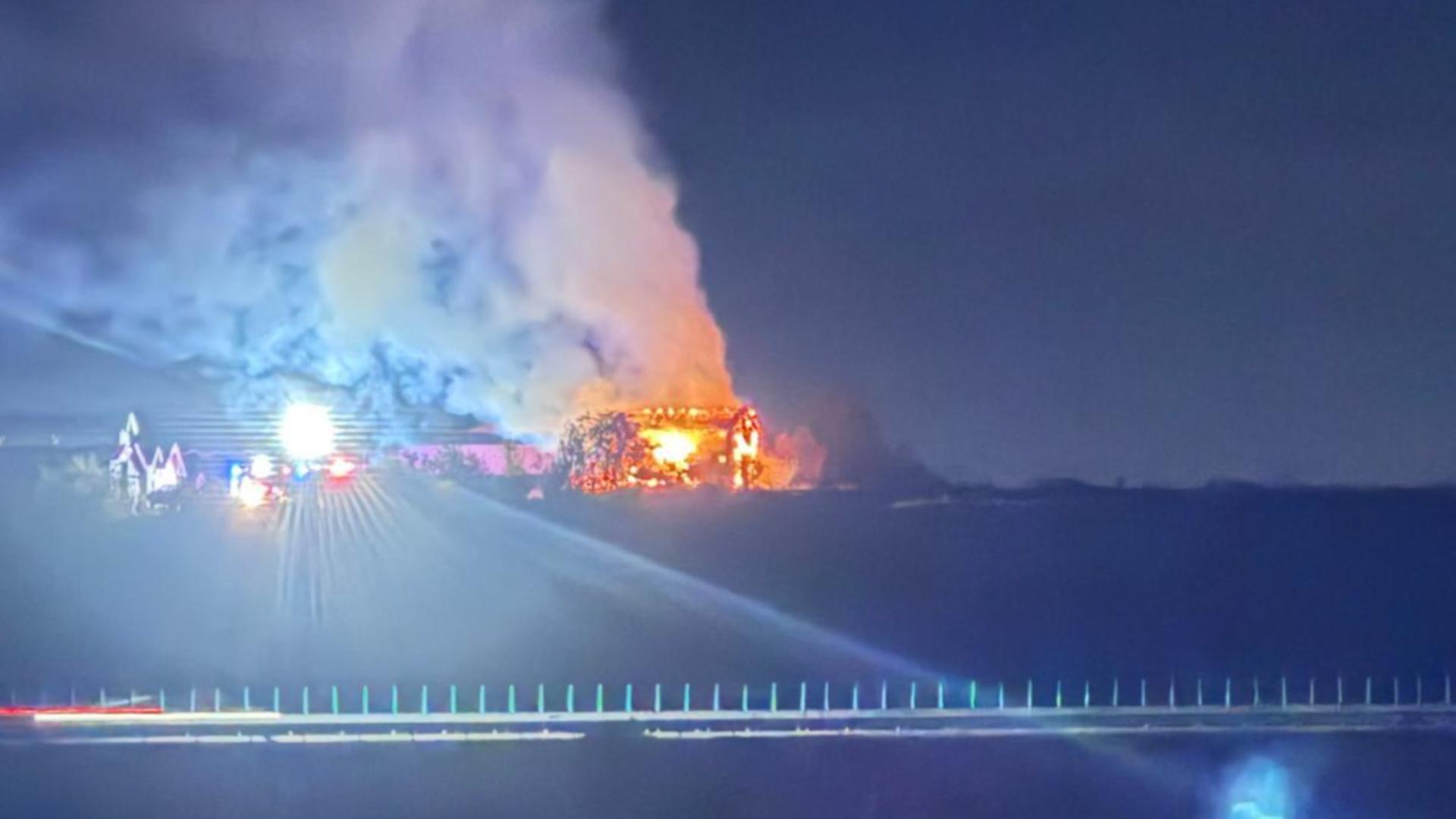 Incendiu devastator în localitatea Luna din județul Cluj: o cabană, mistuită de flăcări, pompierii au salvat peste 200 de animale