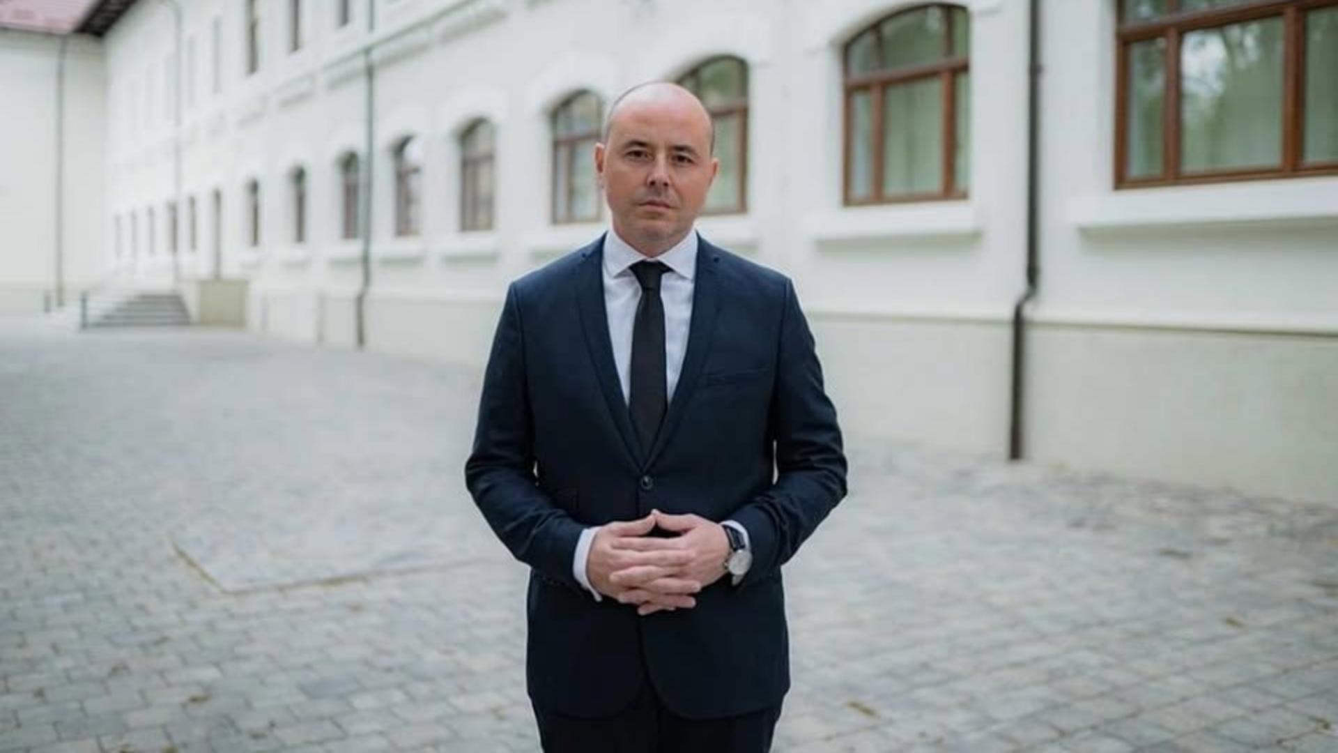 Presiune uriașă pe justiție pusă de executantul sistemului. Fratele ambasadorului român în SUA a depus pângere penală împotriva lui Georgescu 