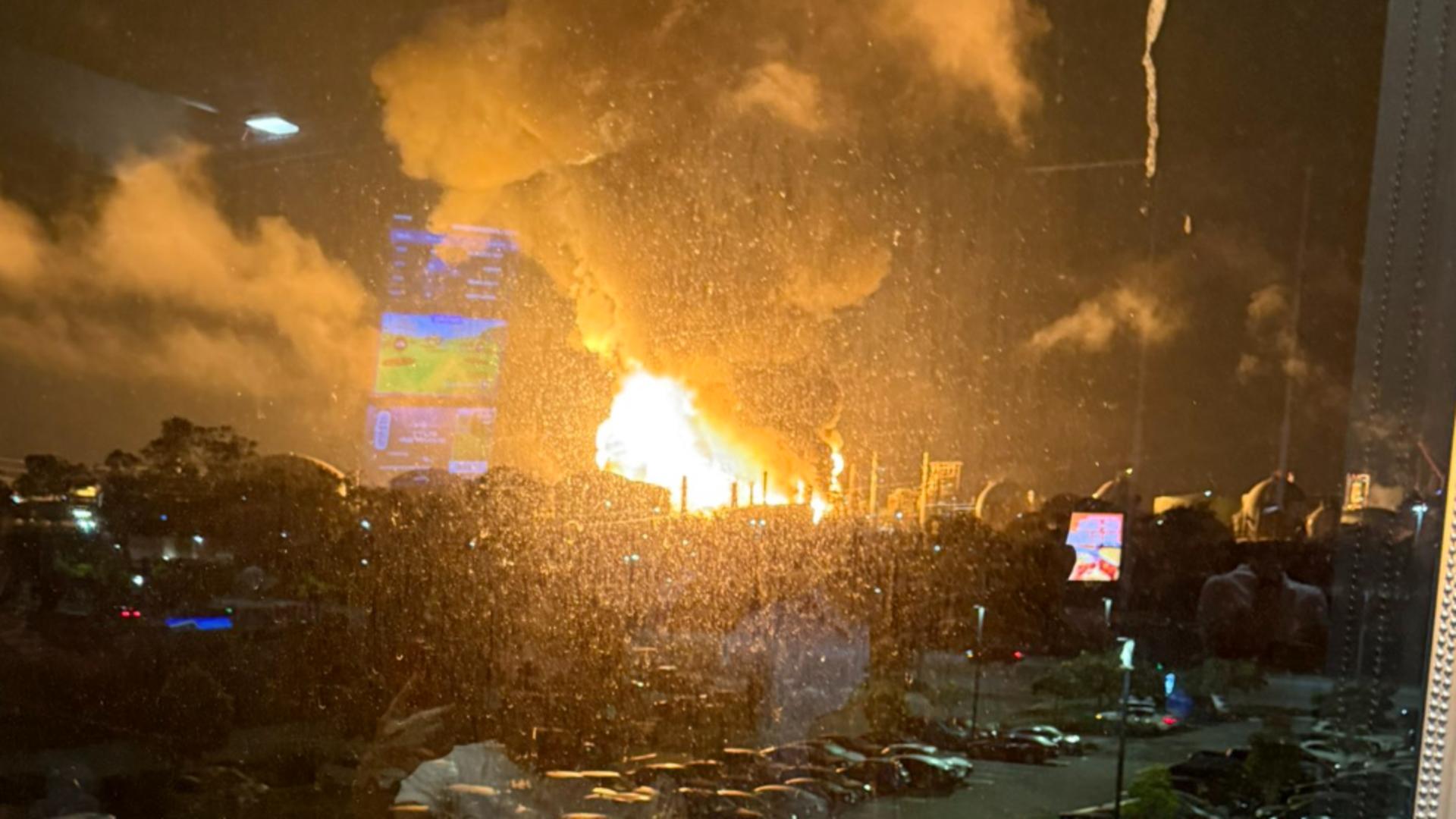 Incendiu masiv după o explozie la rafinărie Chevron din California, cea mai mare din vestul SUA/ Captură video 