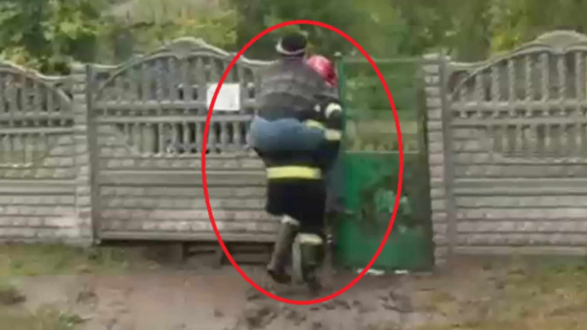 Cod roşu de ploi în Constanţa. Localitatea Siliștea, complet IZOLATĂ: sinistrații, cărați în spate de pompieri. Imagini sfâșietoare / Captură video