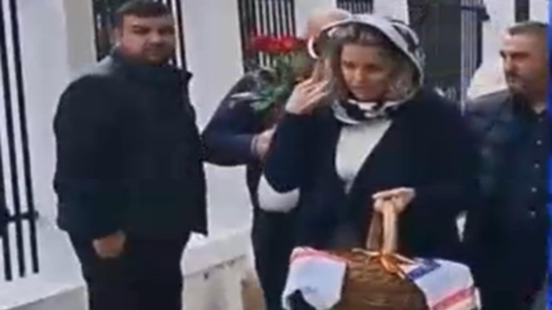 Imaginile momentului cu Cristela Georgescu, la biserică: discretă și elegantă, soția liderului suveranist a ales smerenia și rugăciunea / Captură video