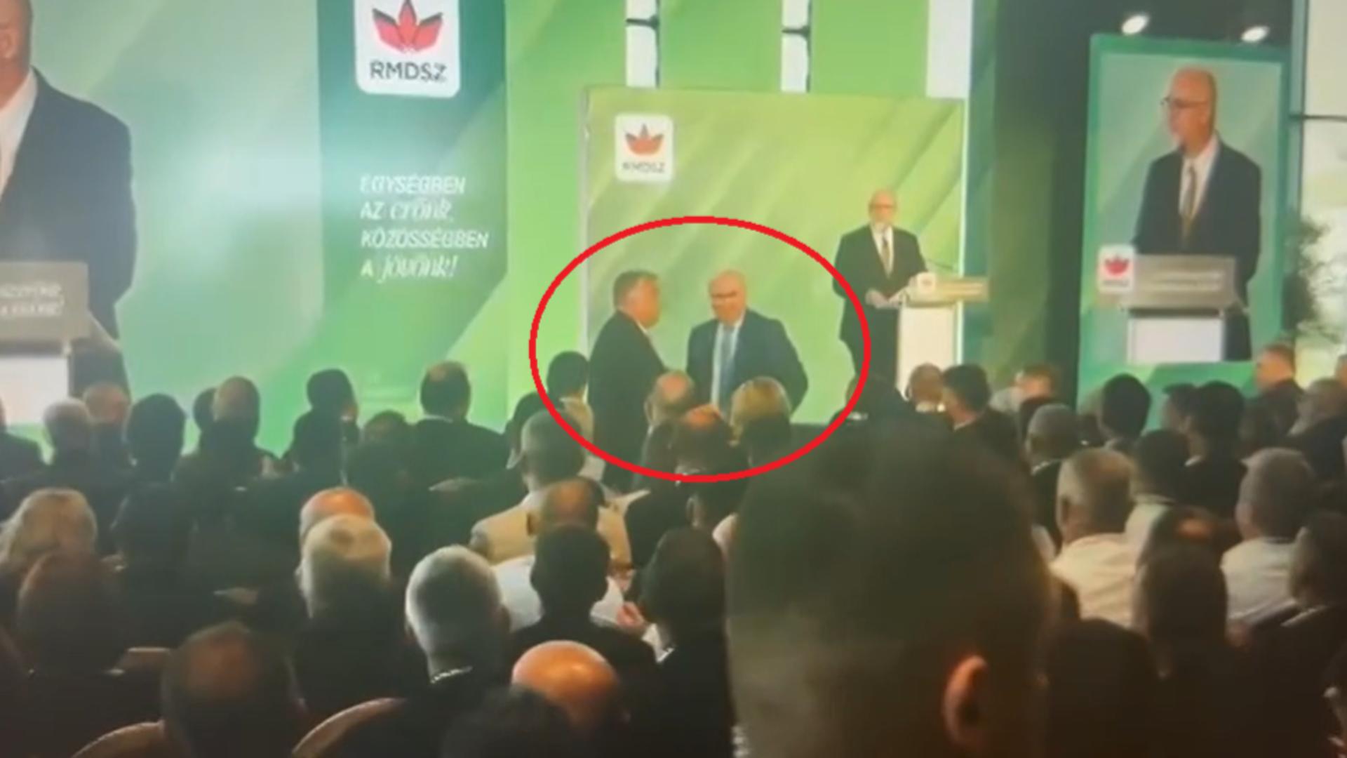 Gest controversat! Liderul ungar l-a ridicat de pe scaun pe Bolojan ca să aplaude discursul lui Kelemen Hunor/ Captură video