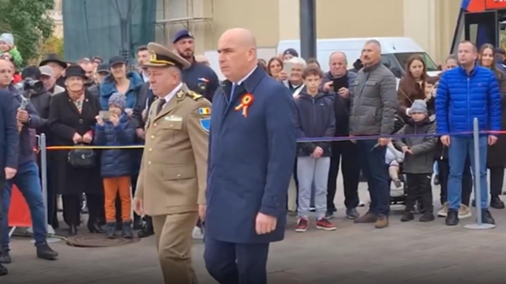 Ireal: Bolojan primit cu covor roșu și imnul prezidențial, la Oradea/ Captură video
