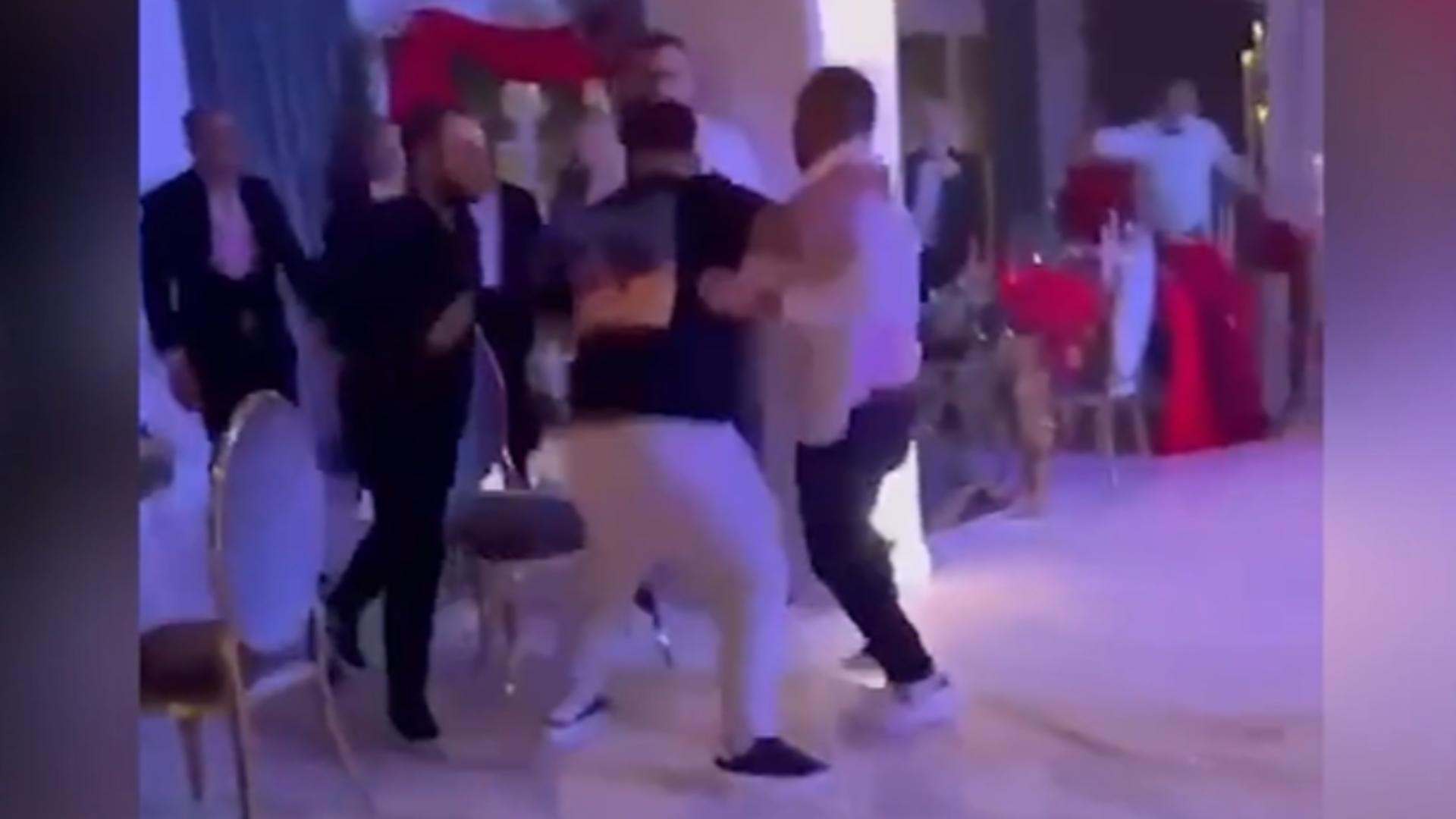 Bătaie cu cuțite la o nuntă din Craiova: doi interlopi s-au încăierat în fața invitaților/ Captură video