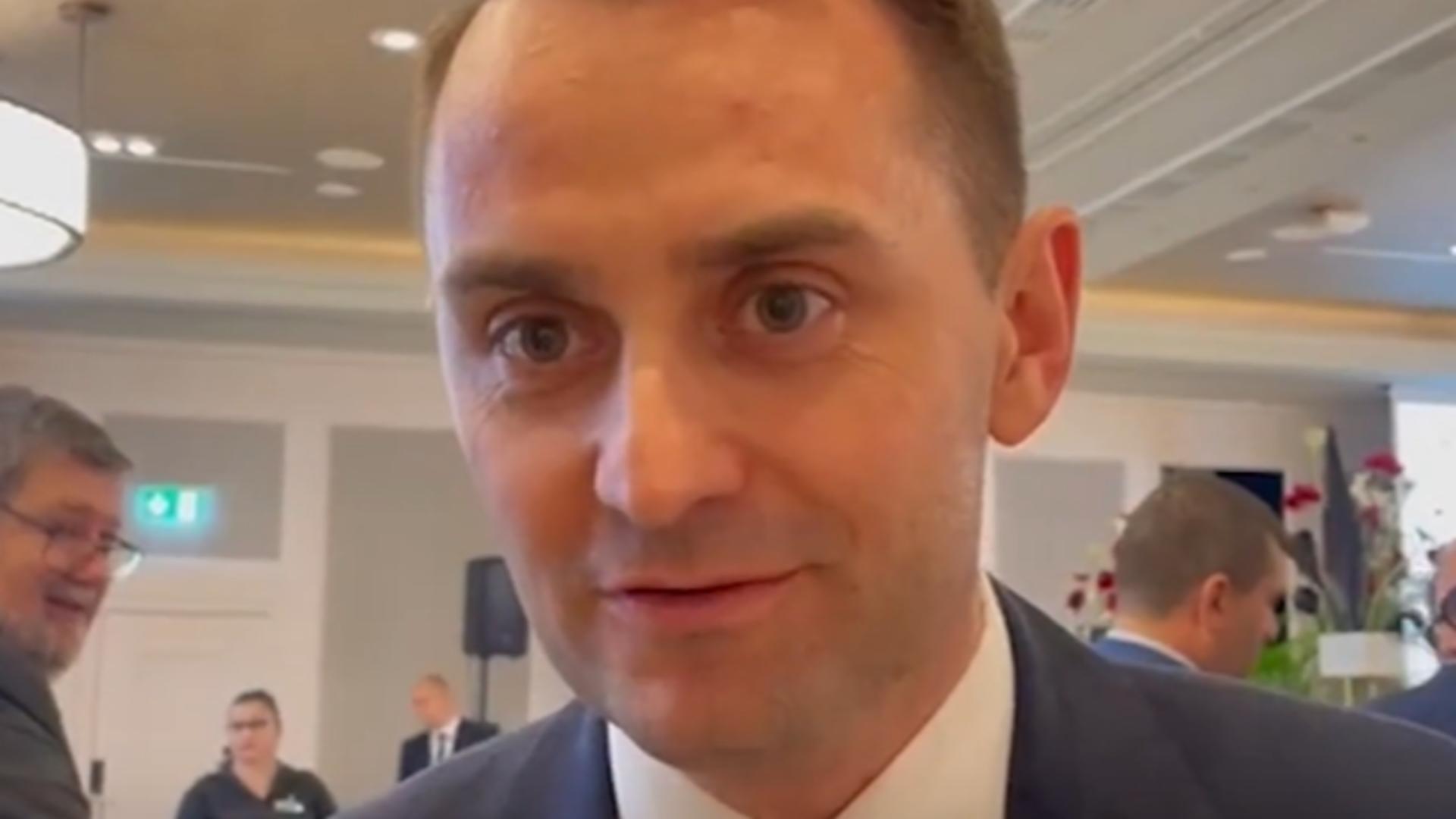 Șeful cancelariei lui Bolojan, reacție halucinantă în fața jurnaliștilor: "Vă rog să nu agresați oamenii"/ Captură video