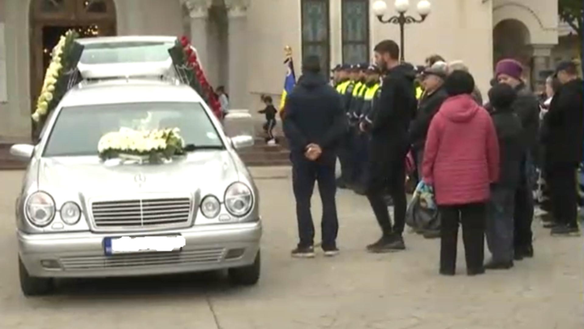 Tânăra polițistă din Giurgiu, condusă pe ultimul drum: un oraș întreg e în doliu. Imagini cutremurătoare/ Captură video